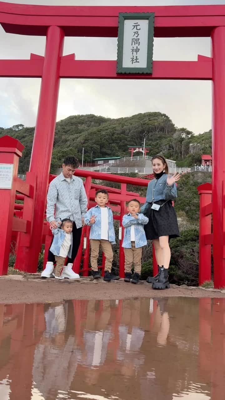 あすかのインスタグラム：「ㅤ ㅤ ㅤ 昨日はみんなデニムコーデ👖🩵 ㅤ mama ㅤ  tops： @uniqlo_jp  sk： @bebe____ange  jk&boots&wallet&hair accessory ： @prada  ㅤ papa jk： @dior  pt： @asobiya_official  shoes： @prada  ㅤ 3kid's ㅤ jk： @burberry  tops： @minimal_lab_official  pt： @zarakids   ㅤ 昨日は母のお友達が神戸から遊びに🐶💕 日本の美しい場所31選にも選ばれた神社⛩️ お賽銭が世界で一番入れづらいと話題の 元乃隅稲成神社にみんなで行きました👶🏻👶🏽👦🏻 山口県って何もないけどこんな場所は沢山あるよ🤣 山口県来たことある人いる〜？🐡  ㅤ  #prada#dior#burberrykids#プラダコーデ#バーバリ#カジュアルコーデ#デニムコーデ#親子コーデ#親子リンクコーデ#家族コーデ#家族の時間#山口県#山口県観光#元乃隅神社#日本の風景#ママコーデ#30代コーデ#秋ファッション#3兄弟#3兄弟ママ#男の子ママ  ㅤ」