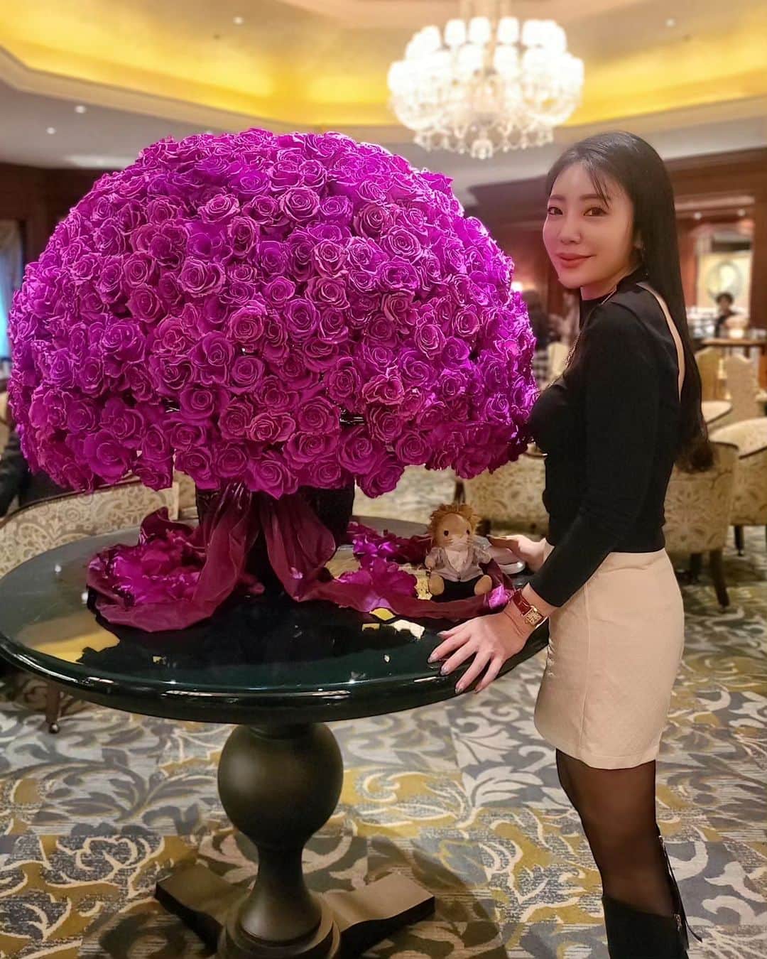 今堀恵理のインスタグラム：「SHEIN  FRIFULコーデで休日のお出かけ👜🎵✨ 背中が空いたカットソーでシンプルだけどアダルトな感じに💕 冬の白はオシャレに見えるから白のショートパンツ😉  ロングブーツも合わせました🎵  FRIFUL 無地柄 オープンバック モックネック Tシャツ SKU: sz2308237871197774  FRIFUL 無地柄 ワイドレッグ テクスチャー ショートパンツ SKU: sz2309045790718858  クーポン良かったら使ってね💖 【FRIFUL83】 ※0-5999円で15%オフ, 6000円以上のご購入で20％オフ ※有効期限：2024/12/31"  #SHEIN  #FRIFUL  #SHEINコーデ  #FRIFULコーデ  #BeSHEINモデル」