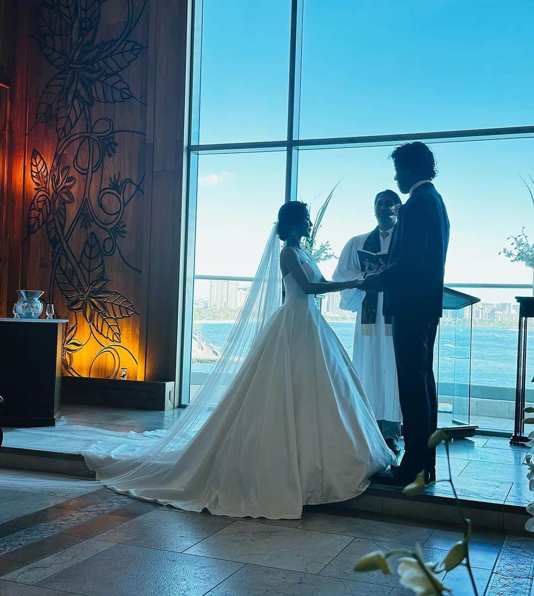 長谷川朋美さんのインスタグラム写真 - (長谷川朋美Instagram)「今回のハワイのメインイベントは友人のweddingでした😍 日本全国から総勢40名が集合する豪華なPARTY❤️  めちゃくちゃ素敵で楽しかったー✨  新郎新婦のおもてなしの心が 素晴らしくて凄く感動した🥹　　  こういう場って主催者の人となりが現れますよね。  いいお嫁さんもらえて良かったね、Kさん❣️❣️  hawaii weddingなので私たちも リゾートスタイルでコーデを合わせて参加🌴🌈  なんだかんだ理由をつけて こうしてみんなで海外に 集まれるのはいいですね🥰  新郎新婦に感謝✨  また来年あたり誰か海外wedding してくれるといいんだけどー😁  #hawaii #hawaiiwedding #wedding #おめでとう」11月12日 8時15分 - hasegawa.elena.tomomi