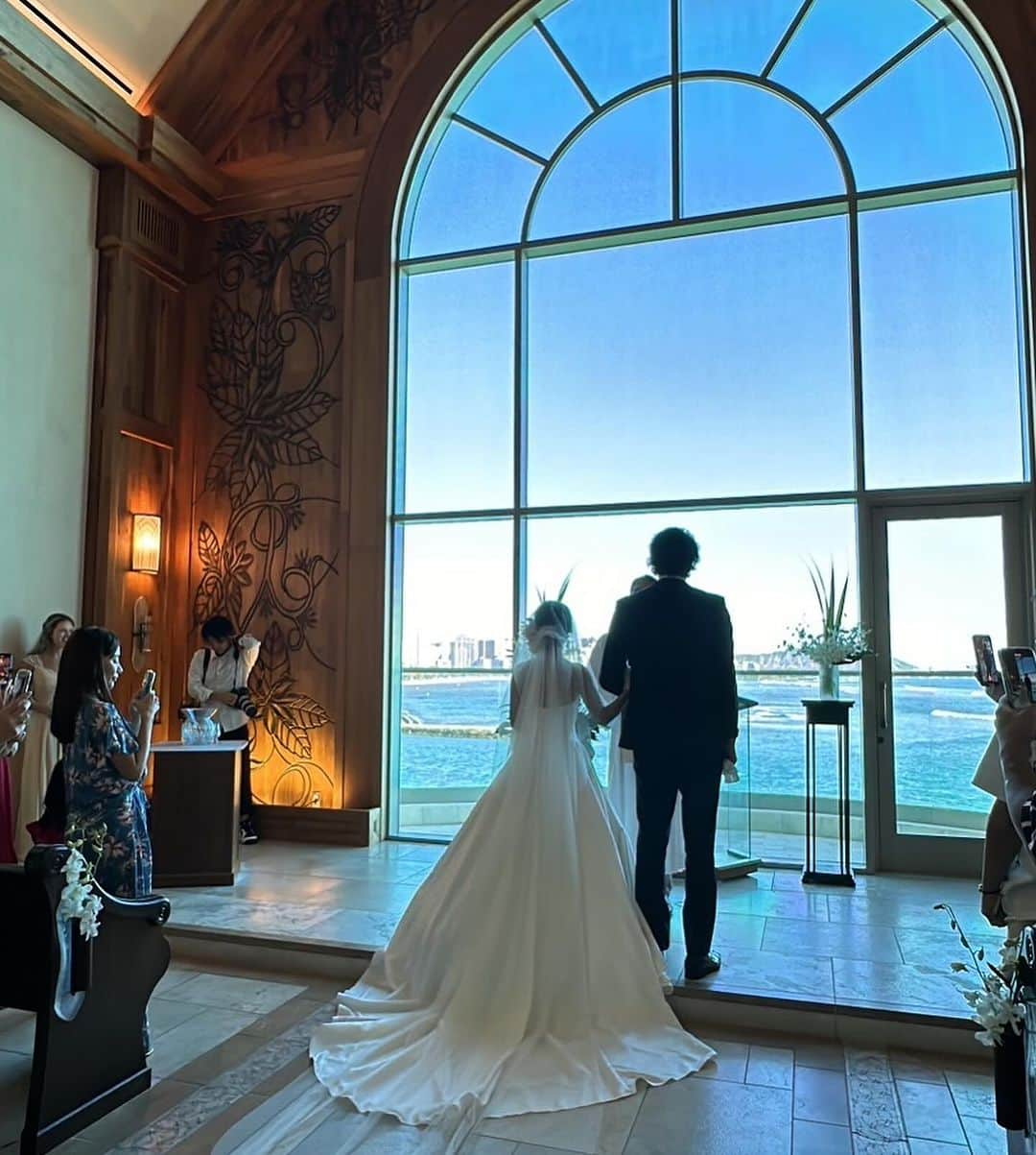 長谷川朋美さんのインスタグラム写真 - (長谷川朋美Instagram)「今回のハワイのメインイベントは友人のweddingでした😍 日本全国から総勢40名が集合する豪華なPARTY❤️  めちゃくちゃ素敵で楽しかったー✨  新郎新婦のおもてなしの心が 素晴らしくて凄く感動した🥹　　  こういう場って主催者の人となりが現れますよね。  いいお嫁さんもらえて良かったね、Kさん❣️❣️  hawaii weddingなので私たちも リゾートスタイルでコーデを合わせて参加🌴🌈  なんだかんだ理由をつけて こうしてみんなで海外に 集まれるのはいいですね🥰  新郎新婦に感謝✨  また来年あたり誰か海外wedding してくれるといいんだけどー😁  #hawaii #hawaiiwedding #wedding #おめでとう」11月12日 8時15分 - hasegawa.elena.tomomi