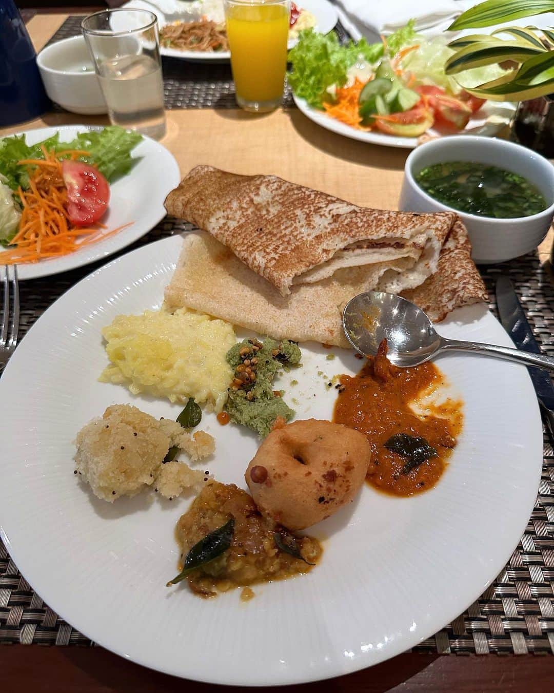 齋藤愛さんのインスタグラム写真 - (齋藤愛Instagram)「スリランカでの朝ごはんはほぼ毎日カレー🇱🇰その場で半球状に焼いてくれるホッパーっていう料理がとっても美味しくって毎日食べてました。恋しいな〜 カレーが本当に美味しかった  #スリランカ旅行 #スリランカ旅行記  #スリランカの朝ごはん #でもホテルの朝食だからローカルな感じではないよ」11月12日 8時15分 - ai___saitoo