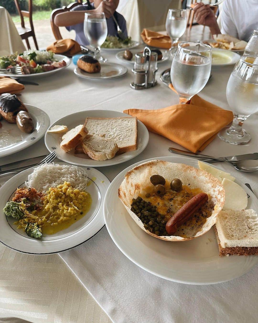 齋藤愛さんのインスタグラム写真 - (齋藤愛Instagram)「スリランカでの朝ごはんはほぼ毎日カレー🇱🇰その場で半球状に焼いてくれるホッパーっていう料理がとっても美味しくって毎日食べてました。恋しいな〜 カレーが本当に美味しかった  #スリランカ旅行 #スリランカ旅行記  #スリランカの朝ごはん #でもホテルの朝食だからローカルな感じではないよ」11月12日 8時15分 - ai___saitoo