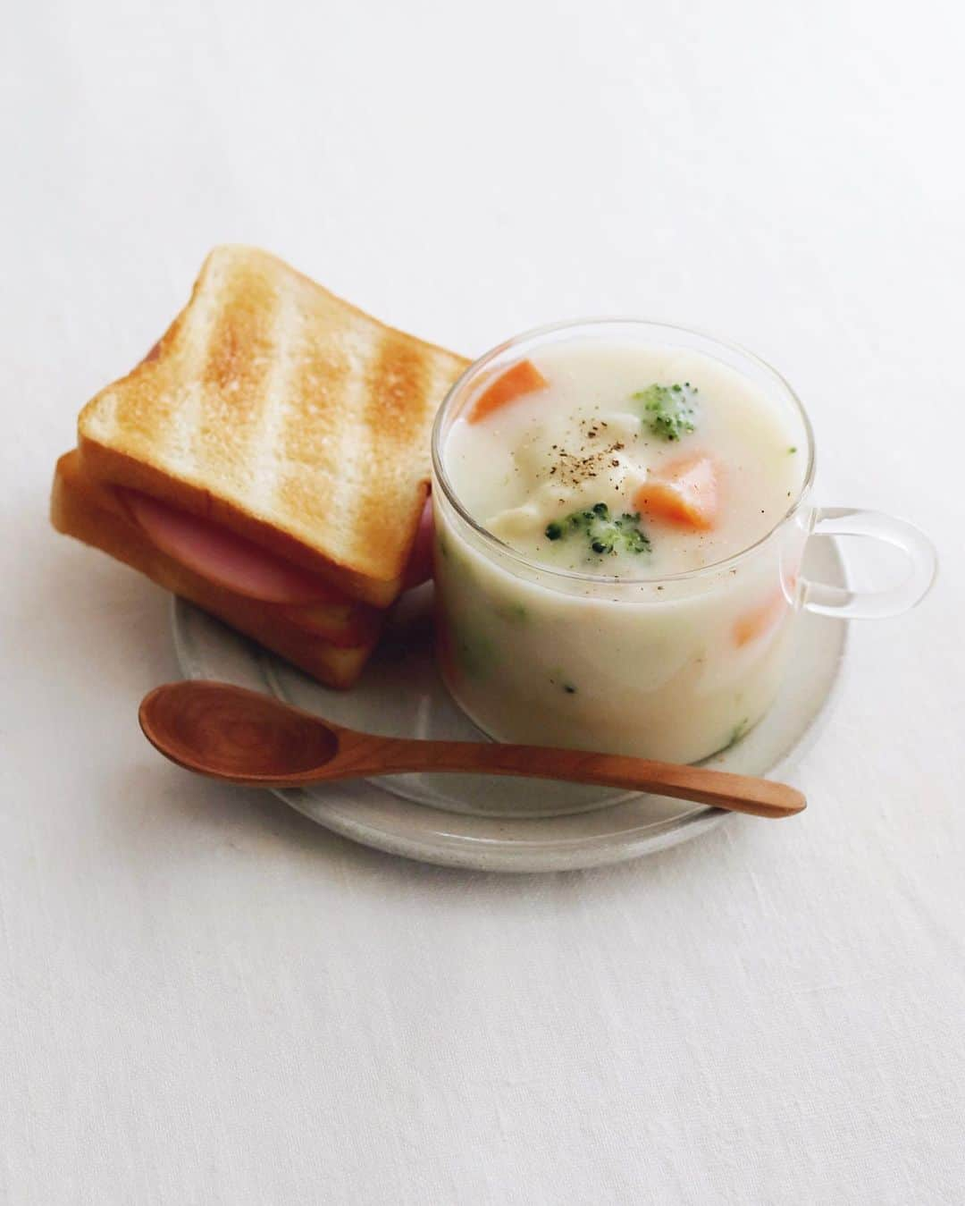 樋口正樹さんのインスタグラム写真 - (樋口正樹Instagram)「Today's breakfast  今朝はシチューと 簡単なハムサンド。  . #朝食 #パンとスープ #ハムサンド #シチュー #タカキベーカリー #stew #soupandbread #breadandsoup #breakfast #takakibakery」11月12日 8時19分 - higuccini