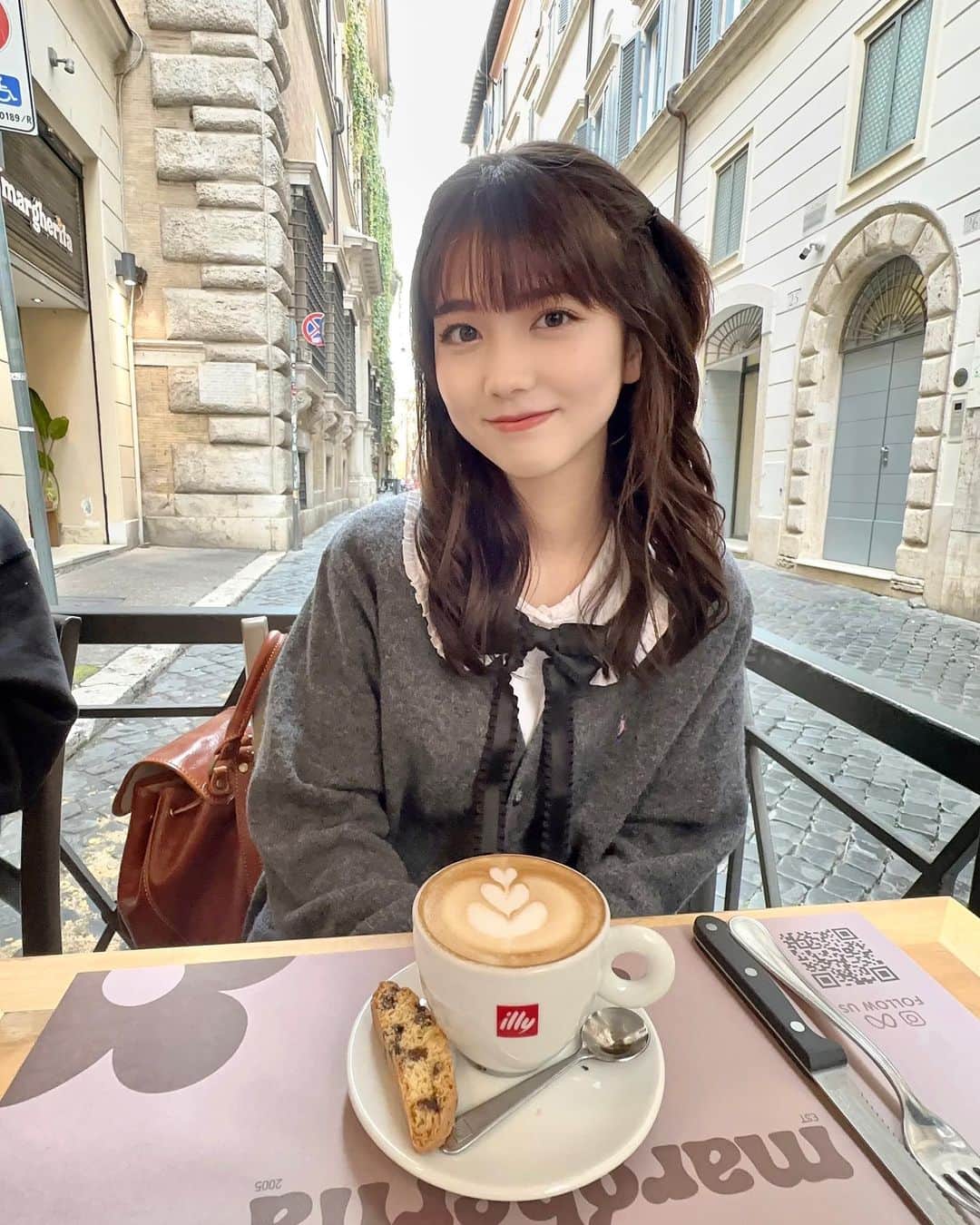 せきぐちりさのインスタグラム：「ローマのCafeで食べた朝食🥞☕ 大好きなサーモンとアボカドのトーストがめっちゃ美味しかった😋  家族でシェアして食べたパンケーキにシロップかけようとしたら盛大にやらかしました😀  3枚目の動画で私の慌てふためく様子をご覧下さい💁‍♀️  ⁡‥‥‥‥‥‥‥‥‥‥‥‥‥‥‥‥‥‥‥‥‥‥‥‥ ルクセンブルク🇱🇺在住。19歳。 ルクセンブルクやヨーロッパの旅行写真たくさん載せてるので是非みてね📸 @risa_s_lisa  ⚠️配信アプリが変わりました！ 毎日23時ごろから『ポコチャ』で配信してます。 ※プロフィールのリンクからフォローお願いします🙇‍♀️ ‎‥‥‥‥‥‥‥‥‥‥‥‥‥‥‥‥‥‥‥‥‥‥‥‥」