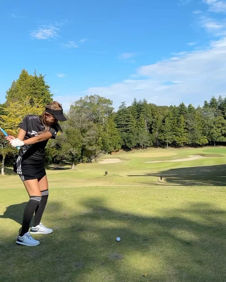 のインスタグラム：「．  《３つピン📍ハワイ旅行狙いホールインワン》  GEN GENコンペにて☝︎  ショートホール イベントホール⛳️  ハワイ旅行ホールインワン狙い✨  140ヤード〜  ← 左　真ん中　右→ と3つピンがあり  左のピン1グリップ だった〜 結果入らずバーディー ニアピンいただきました♡  くるみっきー　@kurumickey_golf   るみさん　@rumi.golf.official    @rumi_official_0616   あやのちゃん　@_ayano_golf   沢山の方に会えた日♡    ．  #ゴルフウェア#ゴルフラウンド#ゴルフ女子#初心者#⛳️#🏌️‍♀️#ゴルフ男子#ゴルフ馬鹿#ゴルファー#ゴルフ場#ゴルフ好きな人と繋がりたい#ゴルフ好き#ゴルフ好きな人と仲良くなりたい#golf#instagram」