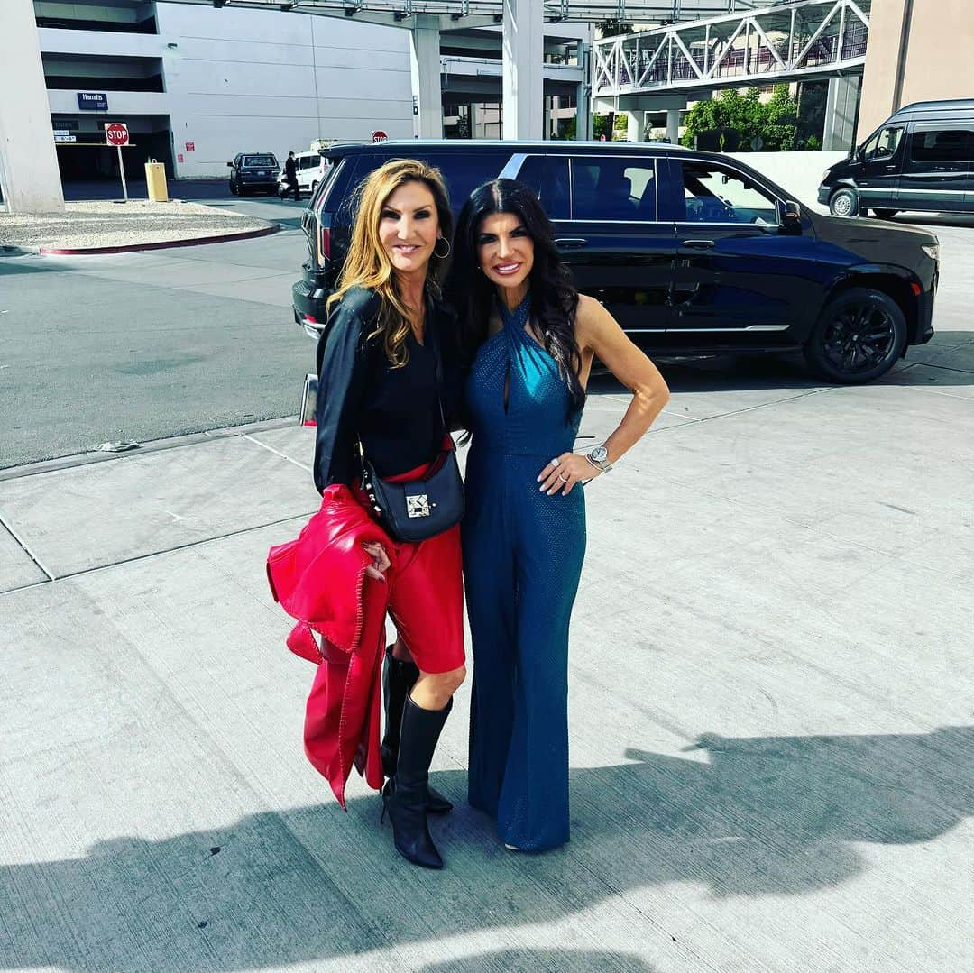 ヘザー・マクドナルドさんのインスタグラム写真 - (ヘザー・マクドナルドInstagram)「Swipe RT! Just some of the pics from the #bravocon #juicycon #weekend @teresagiudice @louiearuelas @mrjuliegoldman @thebrandyhoward @goldstein.shannon @marlohampton @therealmargaretjosephs #bravotv #venetian @venetianvegas #comedy #realitytv #wwhl @bravoandy」11月12日 8時30分 - heathermcdonald