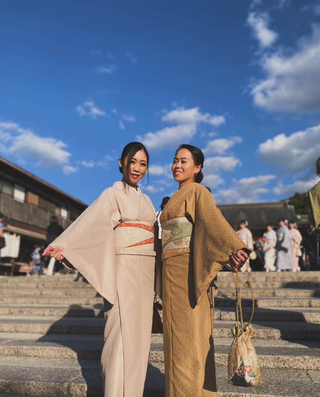 YAMADAARISAさんのインスタグラム写真 - (YAMADAARISAInstagram)「@gion_nishiki で着物レンタル✨  京都行くなら着物着よう👘 ってことで姉妹でお揃いの柄で 色違いをチョイスしてみた🤍💛  地味めなカラーを選んでみたら みんなから女将感って突っ込まれた😂  外国人観光客の人から好評でw 一緒に写真撮りました🤳ww  #京都 #関西旅行 #おすすめスポット #伏見稲荷大社 #伏見稲荷大社千本鳥居 #着物で京都 #着物レンタル #ぎをん錦 #姉妹でお揃い #👘 #女将感 #なぁぜなぁぜ #日本の文化 #日本の秋 #紅葉シーズン #京都散策 #京都旅行 #京都観光 #家族で楽しむ #家族との時間 #日本をもっと楽しむ旅へ #日本の美しい風景 # #kyoto⛩ #kyoto_japan #familytrip #sisters #japanesegirl #kimonogirl」11月12日 8時34分 - _arisaru73_
