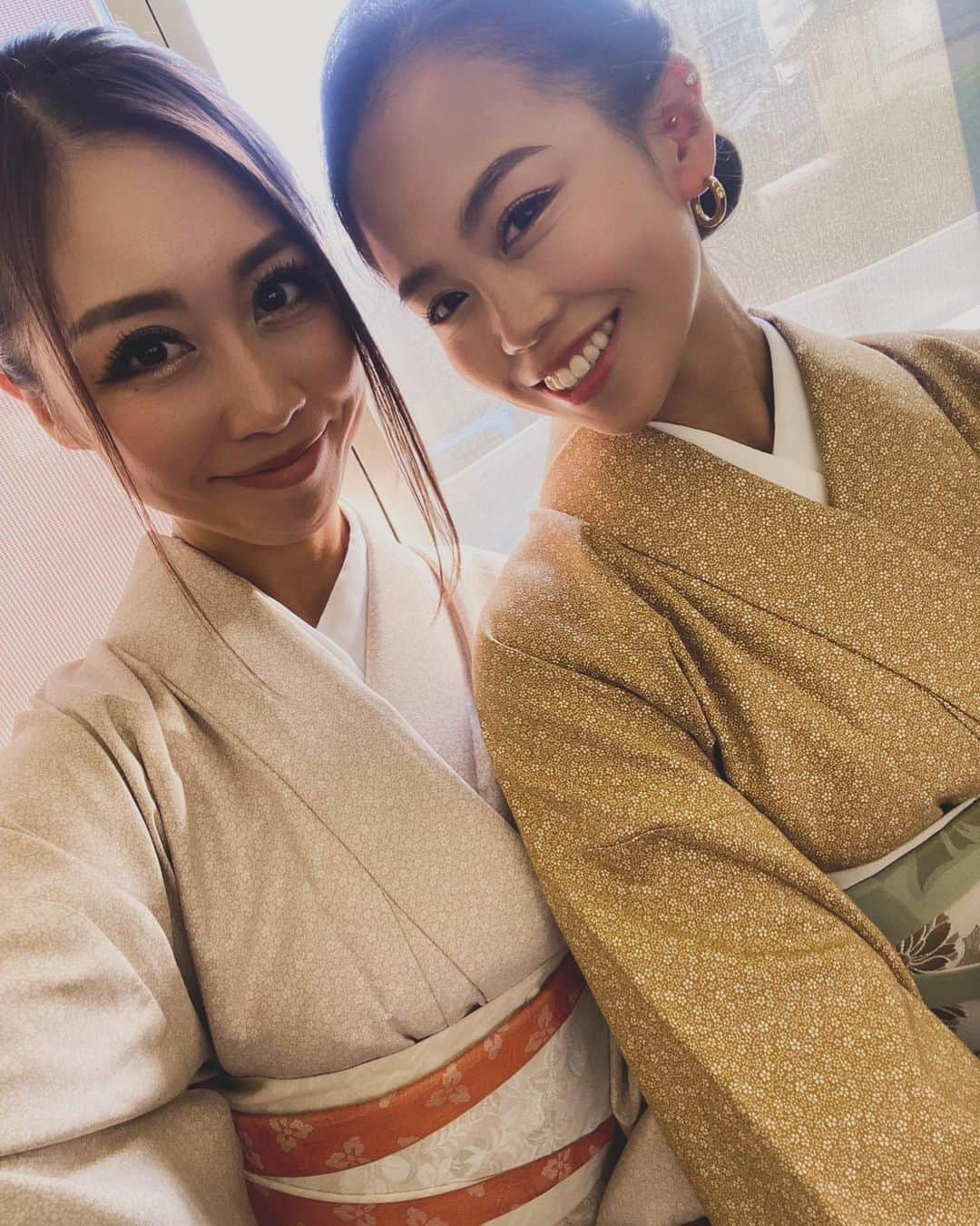 YAMADAARISAのインスタグラム：「@gion_nishiki で着物レンタル✨  京都行くなら着物着よう👘 ってことで姉妹でお揃いの柄で 色違いをチョイスしてみた🤍💛  地味めなカラーを選んでみたら みんなから女将感って突っ込まれた😂  外国人観光客の人から好評でw 一緒に写真撮りました🤳ww  #京都 #関西旅行 #おすすめスポット #伏見稲荷大社 #伏見稲荷大社千本鳥居 #着物で京都 #着物レンタル #ぎをん錦 #姉妹でお揃い #👘 #女将感 #なぁぜなぁぜ #日本の文化 #日本の秋 #紅葉シーズン #京都散策 #京都旅行 #京都観光 #家族で楽しむ #家族との時間 #日本をもっと楽しむ旅へ #日本の美しい風景 # #kyoto⛩ #kyoto_japan #familytrip #sisters #japanesegirl #kimonogirl」