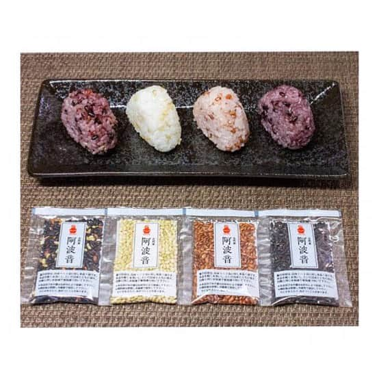 市橋有里さんのインスタグラム写真 - (市橋有里Instagram)「【RECIPE：阿波古代米の参鶏湯】  レシピというほどでもないのですが 阿波古代米を使った参鶏湯の作り方をご紹介します。  前回のギュッと四国で取り上げられた阿波古代米 本当に栄養豊富で 黒米：食物繊維、ポリフェノール、タンパク質、ビタミンB、E 赤米：食物繊維、カリウム、マグネシウム、ビタミンB1 緑米：クロロフィル、ビタミンB1、マグネシウム、亜鉛 などなどそれぞれに違う栄養素が含まれていて 香ばしくてもっちり感がたまらないんです！ お米に混ぜて炊き、そのままでも十分美味しいのですが 赤米のもっちりした感じが餅米を使う参鶏湯にも よく合うかなーと作ってみました。  今回は丸々鶏を使いましたが 手羽元、手羽先やもも肉、胸肉など 別々の部位を使っても大丈夫です。 ポイントは ✔︎臭み消しの長ネギ、しょうがをたっぷり入れ ✔︎よくアクを取ることと ✔︎美味しい塩を使うこと あとはコトコト弱火で煮込むだけです。 とっても簡単なので、 これからの時季にぜひ作ってみてくださいね！ 急に寒くなってきたので 内側から身体を温めていきましょう〜♪  【材料】 　鶏肉 　阿波古代米 　長ネギの青い部分 　しょうが 　くこの実、銀杏、栗などお好みで  阿波古代米はリゾットや雑炊にしてもよし 本当に美味しいのでこの機会にぜひ食べてみて下さいね！ ・ #ギュッと四国 #阿波古代米 #阿波古代米の参鶏湯 #参鶏湯 #阿波古代米のリゾット #小料理屋あり」11月12日 8時36分 - ariichihashi