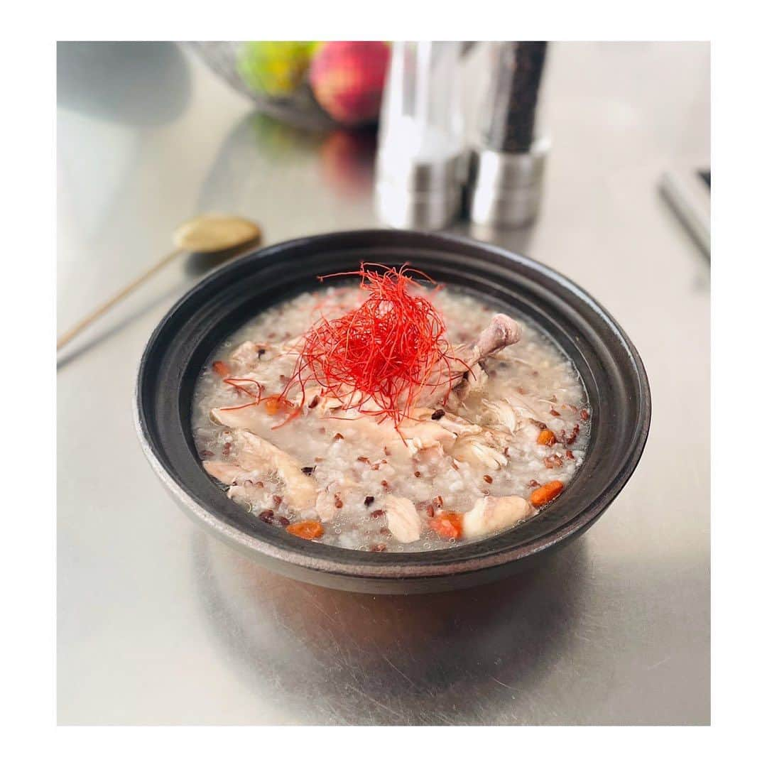 市橋有里さんのインスタグラム写真 - (市橋有里Instagram)「【RECIPE：阿波古代米の参鶏湯】  レシピというほどでもないのですが 阿波古代米を使った参鶏湯の作り方をご紹介します。  前回のギュッと四国で取り上げられた阿波古代米 本当に栄養豊富で 黒米：食物繊維、ポリフェノール、タンパク質、ビタミンB、E 赤米：食物繊維、カリウム、マグネシウム、ビタミンB1 緑米：クロロフィル、ビタミンB1、マグネシウム、亜鉛 などなどそれぞれに違う栄養素が含まれていて 香ばしくてもっちり感がたまらないんです！ お米に混ぜて炊き、そのままでも十分美味しいのですが 赤米のもっちりした感じが餅米を使う参鶏湯にも よく合うかなーと作ってみました。  今回は丸々鶏を使いましたが 手羽元、手羽先やもも肉、胸肉など 別々の部位を使っても大丈夫です。 ポイントは ✔︎臭み消しの長ネギ、しょうがをたっぷり入れ ✔︎よくアクを取ることと ✔︎美味しい塩を使うこと あとはコトコト弱火で煮込むだけです。 とっても簡単なので、 これからの時季にぜひ作ってみてくださいね！ 急に寒くなってきたので 内側から身体を温めていきましょう〜♪  【材料】 　鶏肉 　阿波古代米 　長ネギの青い部分 　しょうが 　くこの実、銀杏、栗などお好みで  阿波古代米はリゾットや雑炊にしてもよし 本当に美味しいのでこの機会にぜひ食べてみて下さいね！ ・ #ギュッと四国 #阿波古代米 #阿波古代米の参鶏湯 #参鶏湯 #阿波古代米のリゾット #小料理屋あり」11月12日 8時36分 - ariichihashi