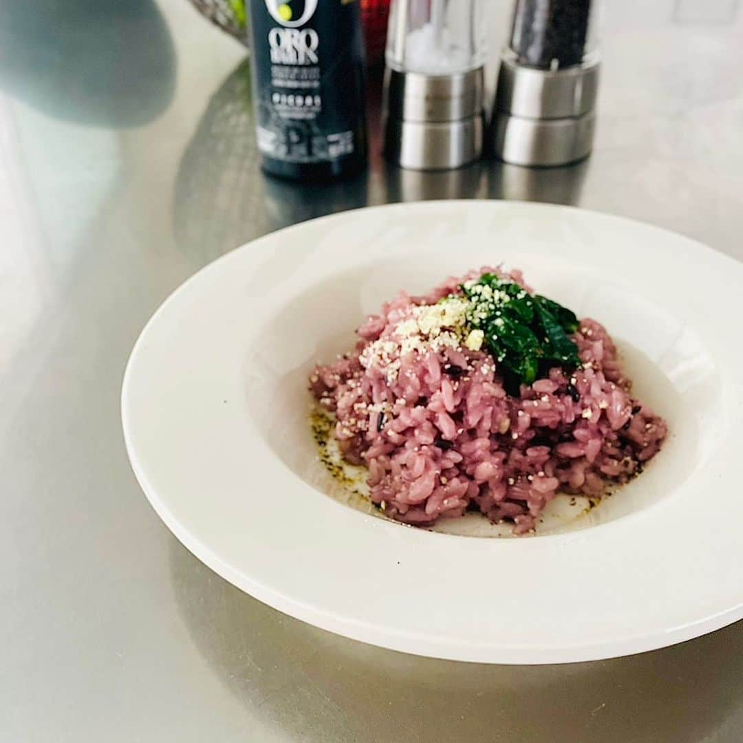 市橋有里さんのインスタグラム写真 - (市橋有里Instagram)「【RECIPE：阿波古代米の参鶏湯】  レシピというほどでもないのですが 阿波古代米を使った参鶏湯の作り方をご紹介します。  前回のギュッと四国で取り上げられた阿波古代米 本当に栄養豊富で 黒米：食物繊維、ポリフェノール、タンパク質、ビタミンB、E 赤米：食物繊維、カリウム、マグネシウム、ビタミンB1 緑米：クロロフィル、ビタミンB1、マグネシウム、亜鉛 などなどそれぞれに違う栄養素が含まれていて 香ばしくてもっちり感がたまらないんです！ お米に混ぜて炊き、そのままでも十分美味しいのですが 赤米のもっちりした感じが餅米を使う参鶏湯にも よく合うかなーと作ってみました。  今回は丸々鶏を使いましたが 手羽元、手羽先やもも肉、胸肉など 別々の部位を使っても大丈夫です。 ポイントは ✔︎臭み消しの長ネギ、しょうがをたっぷり入れ ✔︎よくアクを取ることと ✔︎美味しい塩を使うこと あとはコトコト弱火で煮込むだけです。 とっても簡単なので、 これからの時季にぜひ作ってみてくださいね！ 急に寒くなってきたので 内側から身体を温めていきましょう〜♪  【材料】 　鶏肉 　阿波古代米 　長ネギの青い部分 　しょうが 　くこの実、銀杏、栗などお好みで  阿波古代米はリゾットや雑炊にしてもよし 本当に美味しいのでこの機会にぜひ食べてみて下さいね！ ・ #ギュッと四国 #阿波古代米 #阿波古代米の参鶏湯 #参鶏湯 #阿波古代米のリゾット #小料理屋あり」11月12日 8時36分 - ariichihashi