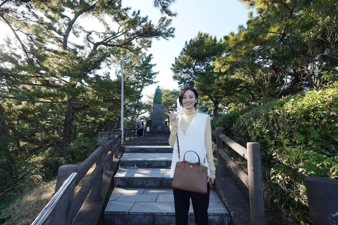 高畠麻奈さんのインスタグラム写真 - (高畠麻奈Instagram)「🌊高知初上陸🐟 桂浜の美しさにとにかく感動！ 龍馬像の台座の高さに驚き、大分引き目の2shot。 意外と長距離な洞窟、結構怖かった… この旅の1番の目的、肉厚なカツオに舌鼓。 ひろめ市場で目的の物は食せず… （この写真を撮影後に激し目の食あたり） 景色も空気も美しかった四国カルスト。 （食あたりの影響でこう見えて元気30%）  と言う事で半分は苦い経験の高知旅でしたが 今となってはそれも含めて良い思い出🛩️  #高知県#高知旅行#四国旅行 #桂浜#坂本龍馬#カツオの藁焼き #ひろめ市場#龍河洞#四国カルスト」11月12日 8時37分 - mana_724