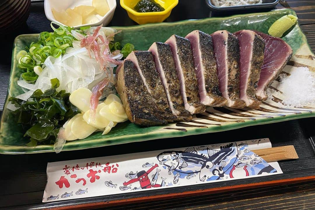 高畠麻奈さんのインスタグラム写真 - (高畠麻奈Instagram)「🌊高知初上陸🐟 桂浜の美しさにとにかく感動！ 龍馬像の台座の高さに驚き、大分引き目の2shot。 意外と長距離な洞窟、結構怖かった… この旅の1番の目的、肉厚なカツオに舌鼓。 ひろめ市場で目的の物は食せず… （この写真を撮影後に激し目の食あたり） 景色も空気も美しかった四国カルスト。 （食あたりの影響でこう見えて元気30%）  と言う事で半分は苦い経験の高知旅でしたが 今となってはそれも含めて良い思い出🛩️  #高知県#高知旅行#四国旅行 #桂浜#坂本龍馬#カツオの藁焼き #ひろめ市場#龍河洞#四国カルスト」11月12日 8時37分 - mana_724