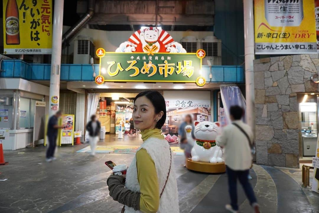 高畠麻奈さんのインスタグラム写真 - (高畠麻奈Instagram)「🌊高知初上陸🐟 桂浜の美しさにとにかく感動！ 龍馬像の台座の高さに驚き、大分引き目の2shot。 意外と長距離な洞窟、結構怖かった… この旅の1番の目的、肉厚なカツオに舌鼓。 ひろめ市場で目的の物は食せず… （この写真を撮影後に激し目の食あたり） 景色も空気も美しかった四国カルスト。 （食あたりの影響でこう見えて元気30%）  と言う事で半分は苦い経験の高知旅でしたが 今となってはそれも含めて良い思い出🛩️  #高知県#高知旅行#四国旅行 #桂浜#坂本龍馬#カツオの藁焼き #ひろめ市場#龍河洞#四国カルスト」11月12日 8時37分 - mana_724