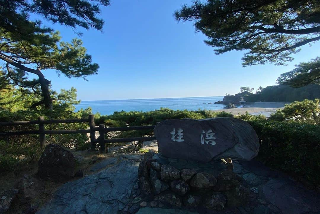 高畠麻奈さんのインスタグラム写真 - (高畠麻奈Instagram)「🌊高知初上陸🐟 桂浜の美しさにとにかく感動！ 龍馬像の台座の高さに驚き、大分引き目の2shot。 意外と長距離な洞窟、結構怖かった… この旅の1番の目的、肉厚なカツオに舌鼓。 ひろめ市場で目的の物は食せず… （この写真を撮影後に激し目の食あたり） 景色も空気も美しかった四国カルスト。 （食あたりの影響でこう見えて元気30%）  と言う事で半分は苦い経験の高知旅でしたが 今となってはそれも含めて良い思い出🛩️  #高知県#高知旅行#四国旅行 #桂浜#坂本龍馬#カツオの藁焼き #ひろめ市場#龍河洞#四国カルスト」11月12日 8時37分 - mana_724