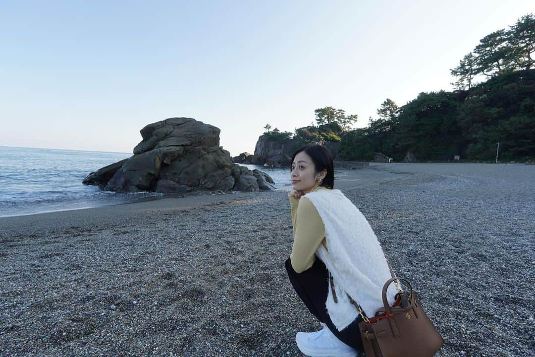 高畠麻奈さんのインスタグラム写真 - (高畠麻奈Instagram)「🌊高知初上陸🐟 桂浜の美しさにとにかく感動！ 龍馬像の台座の高さに驚き、大分引き目の2shot。 意外と長距離な洞窟、結構怖かった… この旅の1番の目的、肉厚なカツオに舌鼓。 ひろめ市場で目的の物は食せず… （この写真を撮影後に激し目の食あたり） 景色も空気も美しかった四国カルスト。 （食あたりの影響でこう見えて元気30%）  と言う事で半分は苦い経験の高知旅でしたが 今となってはそれも含めて良い思い出🛩️  #高知県#高知旅行#四国旅行 #桂浜#坂本龍馬#カツオの藁焼き #ひろめ市場#龍河洞#四国カルスト」11月12日 8時37分 - mana_724