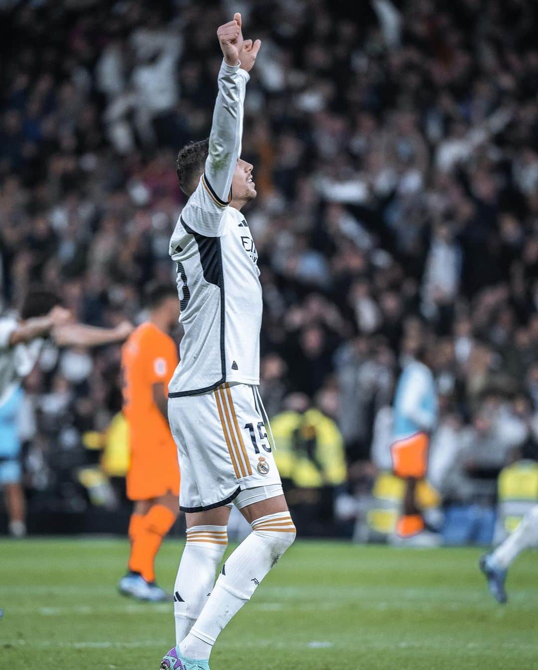フェデリコ・バルベルデのインスタグラム：「Las noches del Bernabéu son… 😍🤍  #HalaMadrid」