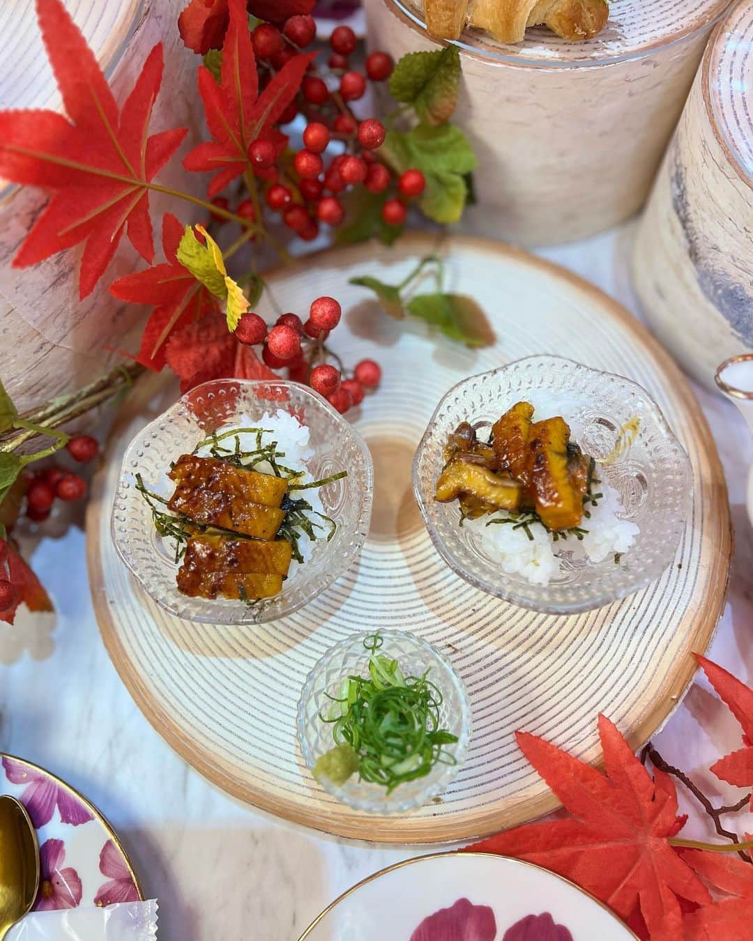 高倉絵理さんのインスタグラム写真 - (高倉絵理Instagram)「紅葉を見ながらのアフタヌーンティー🍁  綾子さんと『HAUTE COUTURE CAFE OMOTESANDO』のアフタヌーンティーへ。  秋色に包まれた空間でいただく 熊本阿蘇産和栗を始め、 かぼちゃ、お芋、巨峰、カシス、洋梨、柿など 秋の美味しい味覚を楽しめるコース。  “マロンムースとほうじ茶のブラマンジェ”や ”和栗のモンブラン”がとっても好みでした♡  どれも可愛くて美味しく 綾子さんと楽しいアフタヌーンティーの時間を過ごしてきました！  【Maron and Fruits Afternoon Tea (Autumn red berry soda付き) ¥5,600】 <Parfait> 巨峰とカシスとキャラメルのパルフェ <Second stand> ・熊本阿蘇産和栗のモンブラン 金時芋とともに ・マチェドニア ・梨、葡萄、生ハムのサラダグラナパダーノチーズをかけて <First stand> ・マロンムースとほうじ茶のブラマンジェ ・3種ベリーのムース ・柿のタルトタタン <Third stand> ・ローストビーフととろけるチーズのサンドイッチ ・かぼちゃスープ <Plate> ・ひつまぶし（出汁、山葵、葱） ・豚肉のコンフィ きのこソースとともに  📍 HAUTE COUTURE CAFE OMOTESANDO 東京都港区北青山3-9-19 2F @hautecouturecafe_official   #hautecouturecafeomotesandou #hautecouturecafe #オートクチュールカフェ表参道 #オートクチュールカフェ #アフタヌーンティー #AfternoonTea #表参道カフェ #ヌン活」11月12日 8時38分 - eri_t28
