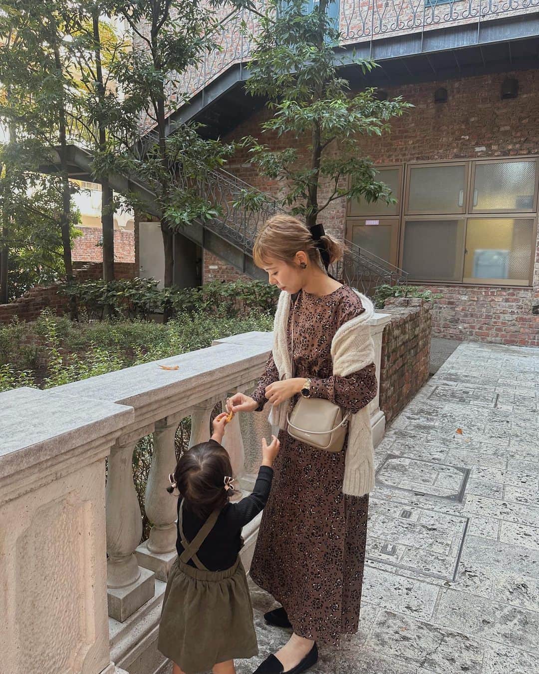 のインスタグラム：「_ 赤ちゃんの時は葉っぱおばけ作っても 笑ってるだけやったのに 今年は一緒にやってみようとしたり "ママ葉っぱおばけ作って〜"って言えるようになったね😌  探検いっぱい楽しかったね🍂  #詩珠diary」