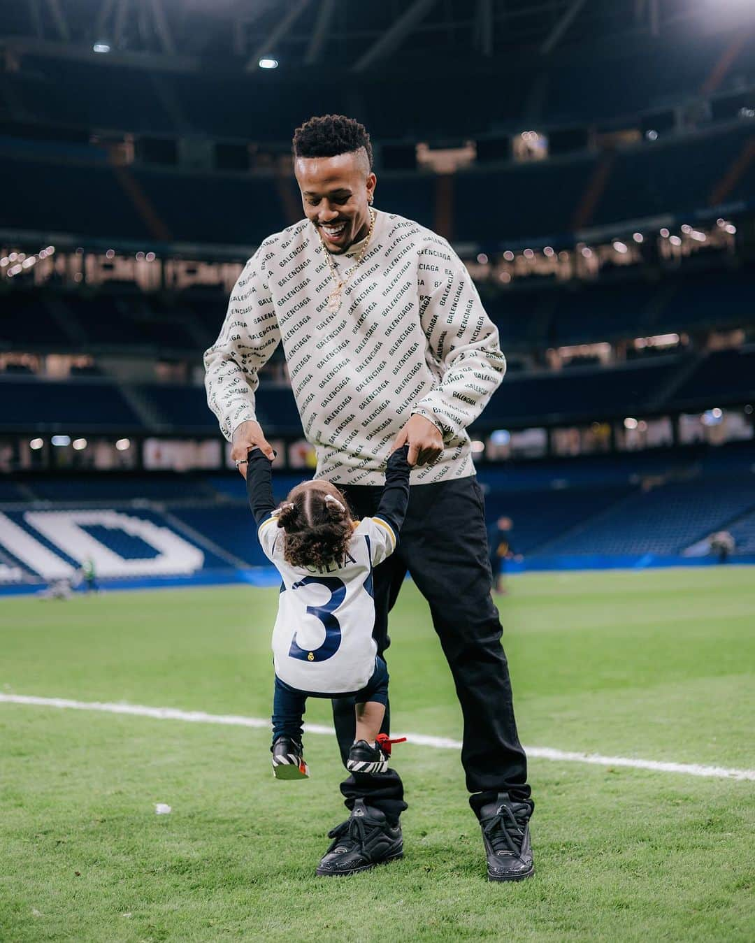 エデル・ミリトンさんのインスタグラム写真 - (エデル・ミリトンInstagram)「Noite da tutuca no Bernabeu! 😍🤍」11月12日 8時50分 - edermilitao