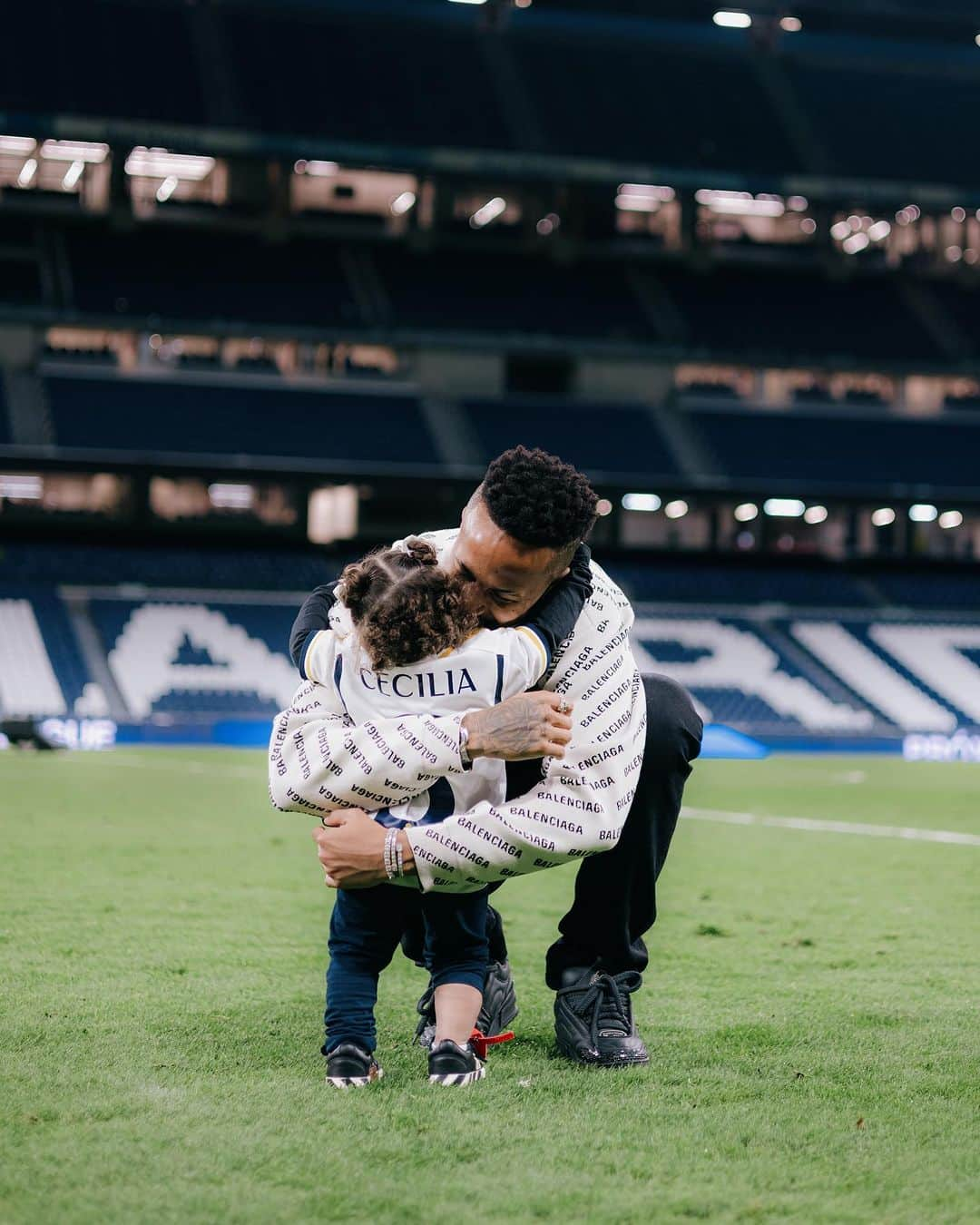 エデル・ミリトンさんのインスタグラム写真 - (エデル・ミリトンInstagram)「Noite da tutuca no Bernabeu! 😍🤍」11月12日 8時50分 - edermilitao