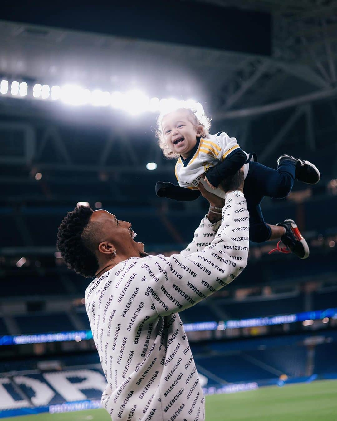 エデル・ミリトンのインスタグラム：「Noite da tutuca no Bernabeu! 😍🤍」