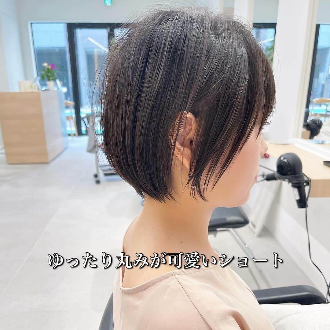 本田重人さんのインスタグラム写真 - (本田重人Instagram)「面の整ったツヤ、柔らかな質感は 丁寧なアイロンでの熱入れが大事です。 必ず全頭1人でアイロンを入れますので安心してお任せください😊 DMでの相談もお気軽にどうぞ。  ストレートの時の【アイロン施術】に拘ってます。 1人1人の頭の髪質も生えぐせも部位で全然違います。 アイロンのプレス圧、熱の置く時間、スライスの厚さ、ブラシのテンションなどを変えながらコントロールし、キレイな髪質改善ストレートが仕上がります。 cultiでは必ず担当が全頭アイロンを入れるようにに致しますので、安心してご来店下さい。  乾かすのも楽にさらさらな髪質に✨ ⁡ ショート、ボブをより扱いやすいようにと 考え抜いて進化させたストレートパーマ。 ⁡ なるべくシンプルに、けどこだわりのあるストレートは柔らかく、さらさらになります！ ⁡ 是非お試しを😊✨ ⁡ 【ドライカットでの毛量、質感調整】 普段からのお手入れのしやすさにも こだわってカットしています。 ⁡ 短くすると収まりが悪くなってしまうかも？ と思っている方も多々いらっしゃいますが そんな事はありません❗️  僕はドライカットで根本付近から 毛量調整をするのですが、 そうする事で毛先の厚みは残しながら 毛量をかなり取る事ができます。 ⁡ 中間毛先の軽さが出過ぎると、 重みがないので根本も膨らみやすく、毛先もはねやく、傷みやすいです🤔 ⁡ もちろん伸びてきてぴんぴん髪がでたり、 さわってちくちくしない様に繊細にカットしてます😊 （梳く技術もとても難しいです） ⁡ 毛先に厚みがある事でまとまりと可愛い毛束感が出せて、 乾かすのもかなり楽になりますよ！ ⁡ 👉 一人一人の髪質に合わせたドライカットの毛量調整で よりお手入れが簡単に可愛いボブに😊 ⁡ #ボブストレート #ボブストレートパーマ #ショートストレート #ショートストレートパーマ　 #縮毛矯正ボブ #ボブ縮毛矯正 #ストレートボブ  #縮毛矯正ショートヘア #ストレートヘア #ショート縮毛矯正 #縮毛矯正ショート  #髪質改善ストレート  #縮毛矯正専門店　 #美髪矯正  #日本橋ショート #東京縮毛矯正  #縮毛矯正東京 #日本橋美容室」11月12日 8時51分 - shigeto_honda