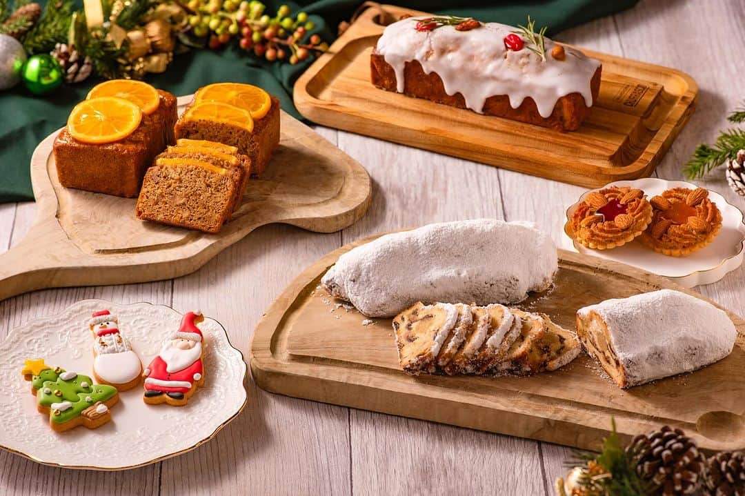 ヒルトン東京ベイ Hilton Tokyo Bayのインスタグラム：「クリスマスまでの限定スイーツを販売中🎄  フレッシュ・コネクションではクリスマスまでの間、全5種のホールケーキのほか、店頭限定のスイーツもご用意しています🍰 シェフがひとつひとつデザインしたアイシングクッキーやお酒に漬け込んだフルーツが贅沢に入ったフルーツケーキ、ヒルトン東京ベイオリジナルのレシピで作るシュトーレンなどが、店内でクリスマスムードを盛り上げます☺️ 華やかなホリデーシーズンに、ご家族やご友人、大切な方とホテルスイーツを並べて、特別なひとときをお楽しみください♪  ◆クリスマス・アイシングクッキー(写真左手前)  シェフがひとつひとつデザインし丁寧に仕上げる、クリスマスアイシングクッキーが今年も登場👩‍🍳つぶらな瞳が可愛らしいサンタクロースや、ニットのお洋服を纏った雪だるま、そしてクリスマスツリーの3種類をご用意しました⛄️ご家族やご友人、大切な人への贈り物としてもおすすめです💕 料金: 1,800円/3枚セット、600円/サンタクロース1枚   ◆パンド・エピス(写真左奥)  フランスのアルザスやディジョン地方の伝統焼菓子🙌ハチミツをたっぷり使用し、オレンジピール、クルミ、4種類のスパイスを加えた生地に、フレッシュオレンジのシロップ煮をのせて焼き上げました🍊しっとりとした生地にオレンジとスパイスの香りとクルミの食感が楽しめます😊 料金 1,700円/本   ◆フルーツケーキ(写真右奥)  ラム酒とグランマルニエの洋酒に漬け込んだオレンジピールやレーズン、パインなどのフルーツが贅沢に入ったクリスマスのフルーツケーキです🍍焼き上げたケーキにシロップを塗り、トップにはアイシングをかけて雪を表現しました❄️少しずつスライスしてお召し上がりください😋 料金 2,500円/本   ◆アーモンドリング(写真右真ん中)  4種類のスパイスとアーモンドパウダーを合わせたマジパンを、クッキー生地の上に乗せて焼き上げました！真ん中には、こだわりのジャムを乗せ、クリスマスリースのように仕上げました⭐️甘さ控えめのジャムは、ラズベリーとアプリコットの2種類をご用意🤩 料金 380円/個   ◆シュトーレン(写真右手前)  クリスマスを迎える4週間前から少しずつスライスして食べる習わしのあるドイツ伝統菓子のシュトーレンを、ヒルトン東京ベイオリジナルレシピで焼き上げました👏ラム酒とブランデーに1週間漬け込んだオレンジピール、レモンピール、レーズンのドライフルーツを混ぜて焼いています🍋焼成後、生地にドライフルーツがしっとり馴染むよう、冷蔵庫で2週間以上寝かせて、熟成させています✨中央にアーモンドパウダーと砂糖を練り込んだマジパンを入れ、甘みとアーモンドの風味を加えました🎶洋酒の香りと芳醇なスパイスの香りをお楽しみ下さい😌シェフのこだわりで、薄くスライスして食べやすいように、ドライフルーツのカットサイズや量を調整しています🍴コーヒーや紅茶はもちろん、グリューワインと一緒にお召し上がりください🍷 料金 2,500円/本、550円/スライス3枚   詳細はプロフィールから公式HPへ  @hiltontokyobay   【詳細情報】  店頭販売: 2023年11月7日（火）～12月25日（月） 11:00～22:00  場所: ロビー階 「フレッシュ・コネクション」  #ヒルトン東京ベイ #東京ディズニーリゾート #舞浜 #ホテル #リゾートホテル #クリスマススイーツ #クリスマス #ケーキ #焼き菓子 #クッキー #アイシングクッキー #フルーツケーキ #クリスマスプレゼント #シュトーレン #手土産 #贈り物 #クリスマスケーキ予約 #クリスマスパーティー #おうちクリスマス #スイーツ  #hiltontokobay #hilton #tokyodisneyresort #maihama #Christmas #Christmascake #Xmas #sweets #holiday #hotel」