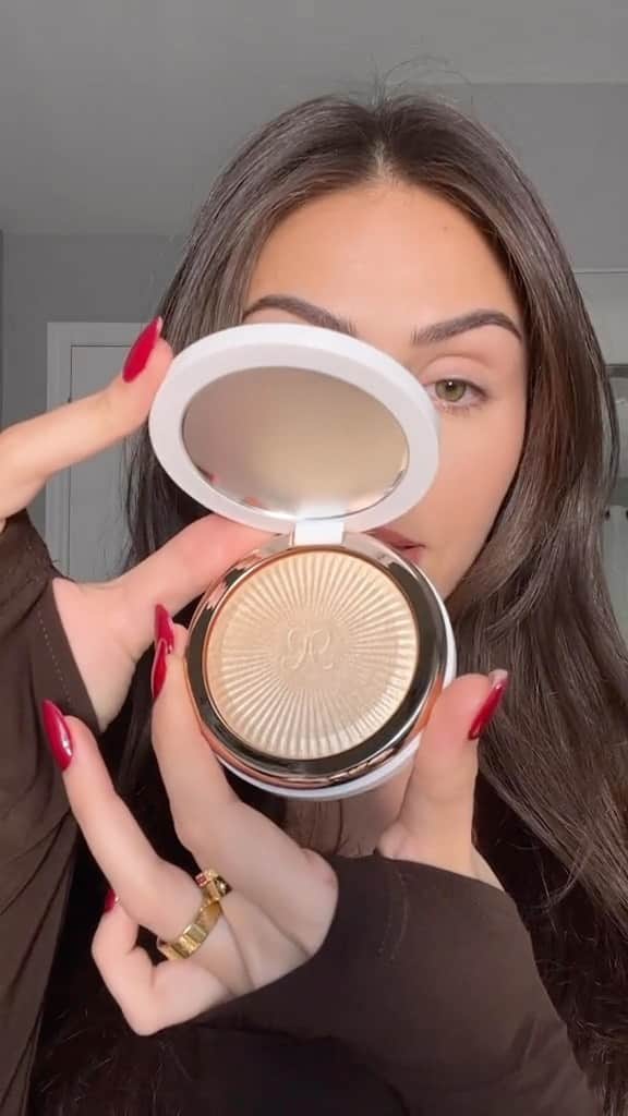Anastasia Beverly Hillsのインスタグラム：「Timeless glam must-haves 💫 @anifetoupeva (she/her) uses NEW Glow Seeker Highlighter and Sultry Mini Eyeshadow Palette for this elevated holiday look! ❤️‍🔥  Grab them now @sephora! ✨  #AnastasiaBeverlyHills」
