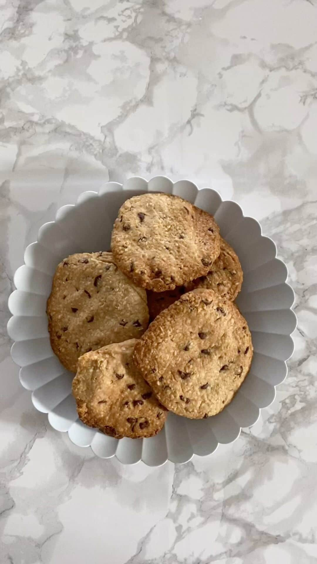 ◆miki◆のインスタグラム：「* * 🍪oatmeal cookie🍪 * オートミール買ったのに持て余してる人いるね？ いるよね？ そんな人は大至急作って下さいッ🫡  グルテンフリーだし♡♡30分で出来るからぁ‼️  このクッキーにハマってしもて毎日作ってたらね まとめ買いしてる2.4kgのオートミール あっという間になくなってた🙃  食べ過ぎ注意だわ⚠️  子供たちも大好きで一瞬でなくなります🐣  ［recipe］ ︎︎︎︎︎︎☑︎オートミール100ｇ ︎︎︎︎︎︎☑︎米粉40ｇ ︎︎︎︎︎︎☑︎チョコチップ40ｇ ︎︎︎︎︎︎☑︎無調整豆乳大さじ4 ︎︎︎︎︎︎☑︎メープルシロップ大さじ4 ︎︎︎︎︎︎☑︎ココナッツオイル(香り有り)大さじ1 ︎︎︎︎︎︎☑︎塩ふたつまみ  ︎︎︎︎︎︎☑︎オーブンで180℃  15分  ※ココナッツオイル苦手な人は米油で代用 ※甘すぎる人はメープル減らしてみて ※メーカー違うと緩かったり硬かったりするから もったりするまで調整して下さいね！  オートミールは粉砕してから順番にまぜとくれ めんどい人はそのままでw  クッキー平たくする時べと付くから 手袋つけた方が良いかも～  焼き立てはふにゃっとしてるけど 冷めてきたらカチカチになるから その時が食べ時です😎  Ziplocで3日とか保存しててもシケんないと思う (3日も経たんと食べてしまうけどw)  愛用の材料は楽天roomに載せてます🫡‼️  めちゃウマだから作ってみてネ🩷  #オートミール#オートミールクッキー#クッキー#グルテンフリー#オートミールクッキーレシピ#クッキーレシピ#グルテンフリーレシピ#卵不使用#乳製品不使用#砂糖不使用#米粉レシピ #米粉クッキー#手作りクッキー#手作りおやつ#クッキー作り#おやつ作り#oatmeal#oatmealcookie#cookie#cookierecipe」