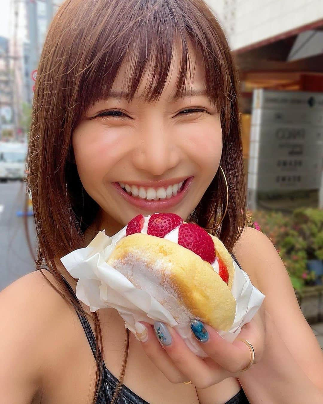 琴井ありさのインスタグラム：「おはよ☺︎  いつかのオフショット🍓📸  . . .  #japanesegirl  #オフショット #渋谷スイーツ」