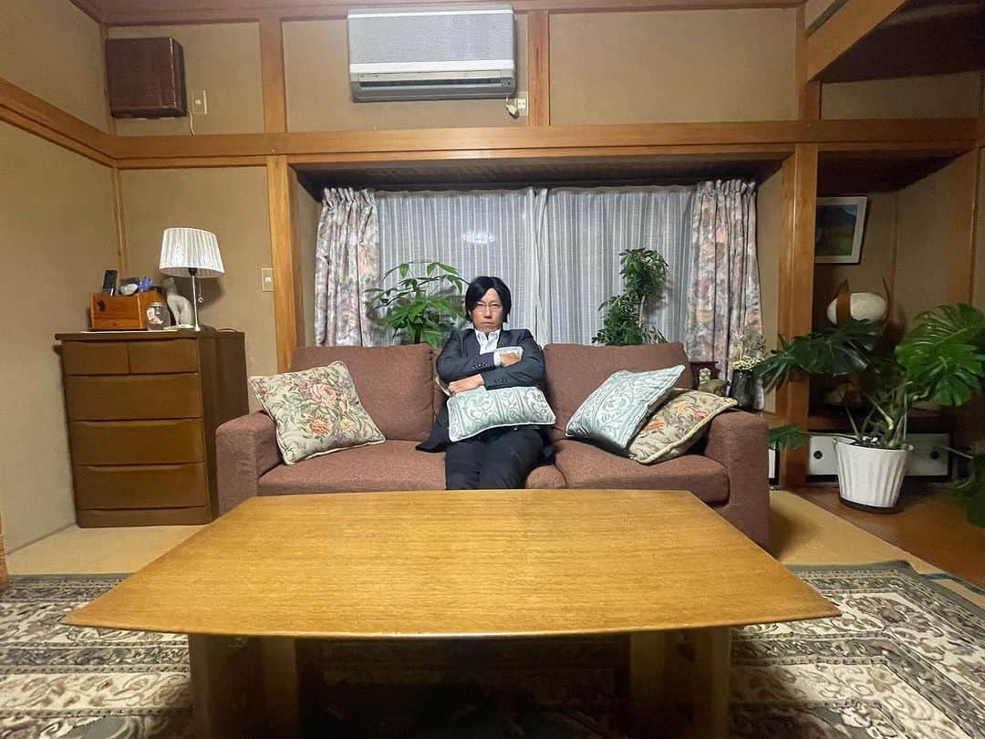 吉沢悠のインスタグラム：「． ついに深愛の家に、那須川店長が、いっ…た…のかな？  …よく見たら、那須川夏生のなりすましじゃないか！？  “なりすまし“にはご注意下さい。  さて、回を増すごとに泥濘んでいく登場人物たち。 いよいよ次回から“後半戦“に突入します。  ドラマ折り返しで、「見逃し配信」で前半戦をお楽しみ下さい！　  ーーーーーーーーーーーーーーーー テレビ朝日 土曜ナイトドラマ 【泥濘の食卓】  毎週よる11:30から放送です。  お楽しみください。  #泥濘の食卓  #齊藤京子 #櫻井海音  #原菜乃華  #戸田菜穂 #筒井真理子 #吉沢悠」