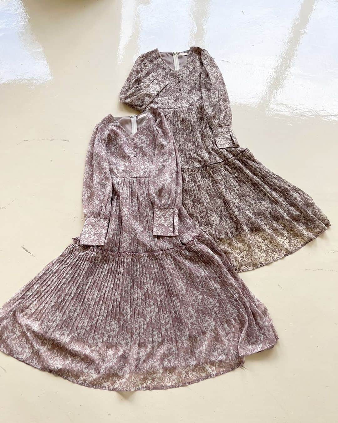 AnMILLEのインスタグラム：「Coming Soon new onepiece ㅤㅤㅤㅤㅤㅤㅤㅤㅤㅤㅤㅤㅤ #フラワープリーツOP ¥11,800 【PI/BK】 ㅤㅤㅤㅤㅤㅤㅤㅤㅤㅤㅤㅤㅤ #アンミール #anmille」