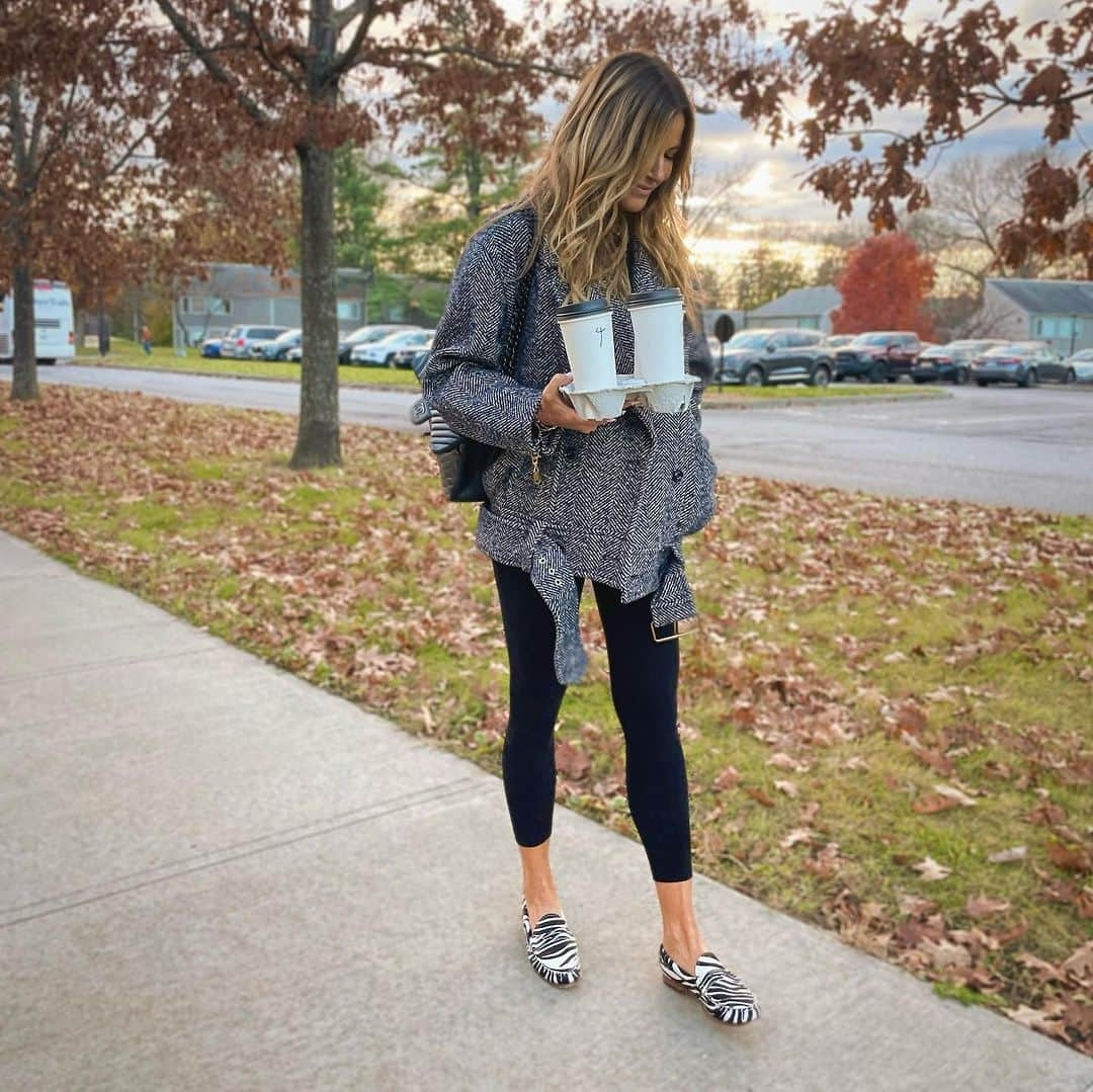 ケリー・キローレン・ベンサイモンのインスタグラム：「In my black and white era. 🖤🤍  wearing loafers by KellyKillorenBensimonXQuoddy @zimmermann @quoddymaine leggings @jamesperse  #quoddymaine #fallfashion #kkblovesyou #rhony」