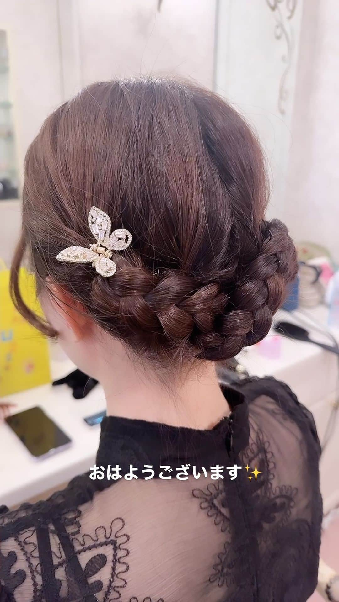 水谷雅子のインスタグラム：「名古屋15℃☁️ おはようございます！ 今朝は甥のお嫁さんにヘアセットしました✨✨ これからお友達の結婚式へ行くようです☺️ 今日はくもりですがお天気の心配はないようです。 素敵な休日をお過ごしください🩷 #おはようございます #goodmorning  #朝食#breakfast  #秋田犬#akitainu #dogsofinstagram  #ヘアアレンジ#結婚式 #ロールパン#サラダ #ゆで卵#りんご #カフェオレ#珈琲 #水谷雅子 #水谷雅子の美容の秘訣シリーズ」