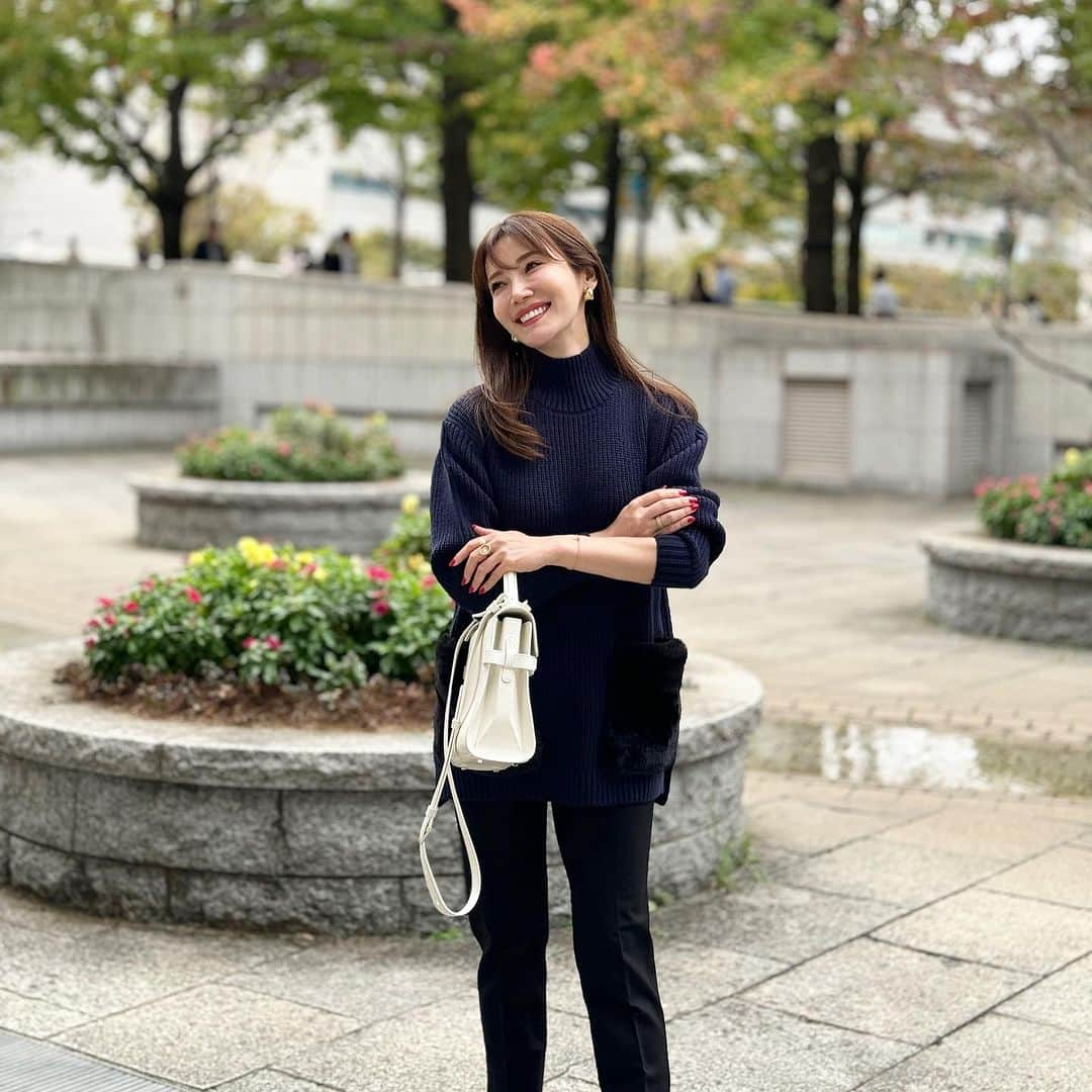 吉田美紀さんのインスタグラム写真 - (吉田美紀Instagram)「・ ・ 一気に今の季節らしい寒さになってきましたね。  あったかニットに 大人気『オードリーパンツ』から出る 裏起毛パンツをあわせたスタイル。  あったか&楽々なスタイル。 デイリーコーディネートの定番！  @lialapg   #coordinate #outfit #ootd #look #style #fashion #wardrobe #instagood #instafashion #コーディネート #ファッション #ママコーデ #ママコーディネート #ママファッション」11月12日 9時09分 - miki__yoshida