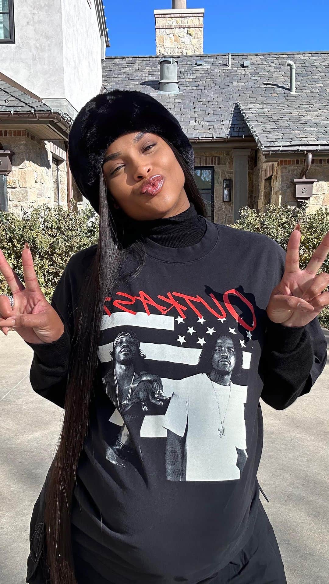 シアラのインスタグラム：「Excited to announce the #HowWeRollContest!! You can win 1K! No purchase necessary! Ends 11/24/23! Rules in Bio!  🤟🏽💃🏽」