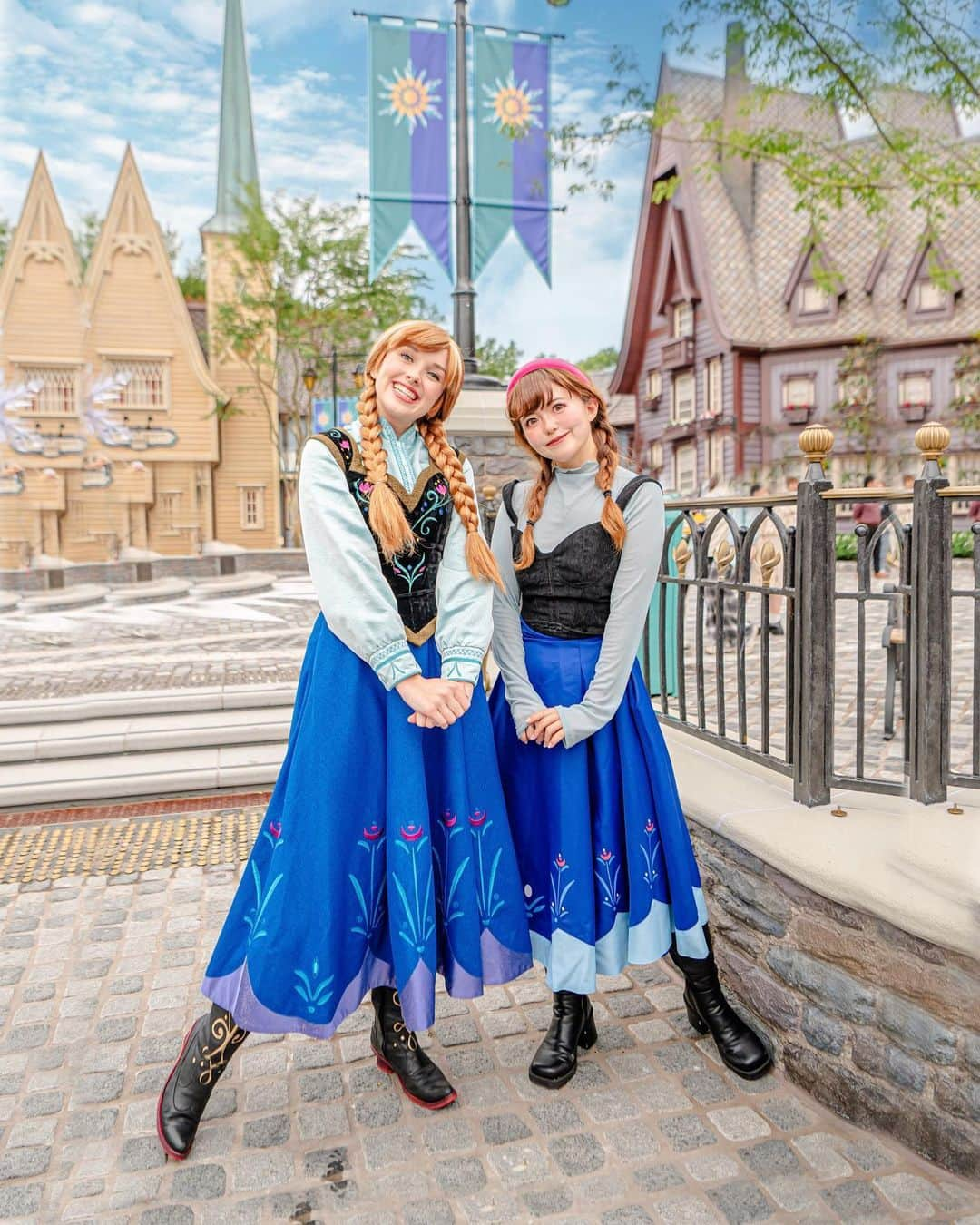 Kahoのインスタグラム：「. ワールドオブフローズンで 会えるキャラクターたち☃️❄️🏰  どのキャラクターも 列を作ってグリーティングをしている と言うわけではなく、  あくまでアレンデール王国で過ごしているという感じなの！☺️  アナはアレンデール国民(キャスト)に 王国の様子を尋ねたり🏰、 エルサは訪れたゲストと オラフを探しながら散歩したり☃️、 クリストフは石(トロール)に話しかけていたり🧌、 オーケンはフッフーといいながら サウナを紹介していたり🛁…  “アレンデールで過ごしている” と言う印象が強くて、 まさに映画の中みたいで本当に素敵だった☺️✨  #ワールドオブフローズン#worldoffrozen #香港ディズニーランド #香港ディズニー#香港 #hongkong #海外ディズニー #hongkongdisneyland #hongkongdisney #hkdisneyland #hkdisney#hongkongdisneyland香港迪士尼樂園 #香港迪士尼 #香港迪士尼樂園 #disneybound#disneybounding #アナバウンド#アナ雪バウンド#アナコーデ#frozen #frozenbound #annabound#annacosplay #frozencosplay #frozeneverafter #Arendelle#魔雪奇縁世界」