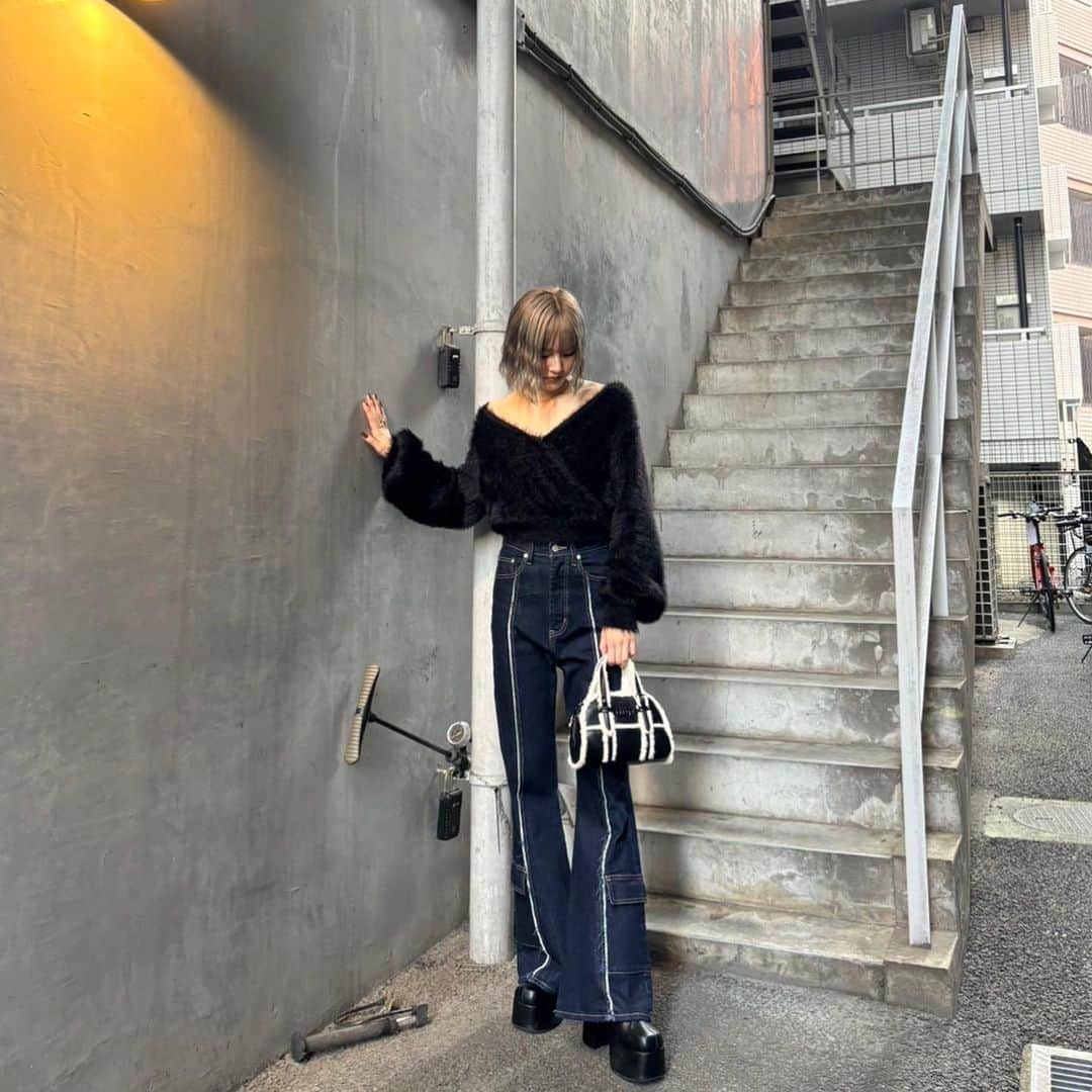 EMODA_LOOK BOOKさんのインスタグラム写真 - (EMODA_LOOK BOOKInstagram)「November PICK DENIM  ・UNDER POCKET FLARE JEANS ¥12,980(tax in) color indigo black iceblue size S,M  トレンド感のあるアウトポケットを足元に施し、断ち切りの センターラインが目を引く新型フレアデニム。  微ストレッチの生地を使用しストレスフリーで つい脚を通してしまう履き心地。  あえて足元にデザインを施す事で着丈の長い季節感のあるスタイリングの アクセントに。縦ラインを強調したフレアシルエットで 脚長効果にも特化した存在感のある秋冬デニムを提案。  #EMODA_JEANS #JEANS #DENIM #フレアデニム」11月12日 9時22分 - emoda_snap