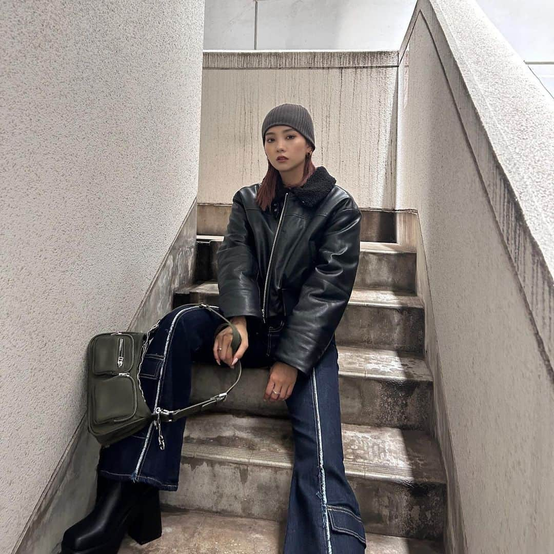 EMODA_LOOK BOOKさんのインスタグラム写真 - (EMODA_LOOK BOOKInstagram)「November PICK DENIM  ・UNDER POCKET FLARE JEANS ¥12,980(tax in) color indigo black iceblue size S,M  トレンド感のあるアウトポケットを足元に施し、断ち切りの センターラインが目を引く新型フレアデニム。  微ストレッチの生地を使用しストレスフリーで つい脚を通してしまう履き心地。  あえて足元にデザインを施す事で着丈の長い季節感のあるスタイリングの アクセントに。縦ラインを強調したフレアシルエットで 脚長効果にも特化した存在感のある秋冬デニムを提案。  #EMODA_JEANS #JEANS #DENIM #フレアデニム」11月12日 9時22分 - emoda_snap