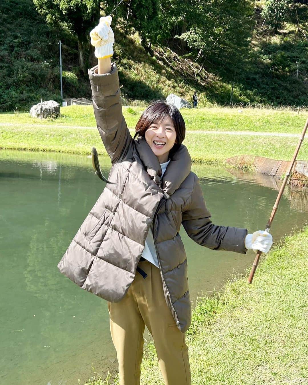 中山忍さんのインスタグラム写真 - (中山忍Instagram)「おはようございます！  寒いけど 本日も頑張りまーす😋  #ニジマス釣り #ある日の撮影風景」11月12日 9時24分 - _shinobu_nakayama_