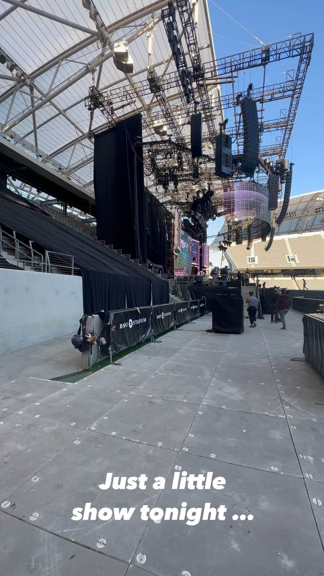 ブライアン・メイのインスタグラム：「I guess I’m just a kid.  I can never pretend not to be blown away … walking into a stadium like this and thinking “ Will this incredible place REALLY be full tonight ? “ Tonight AND tomorrow night - sold out jam packed with Queen aficionados and anticipation - and passion and noise and powerful electric vibes.  What a seemingly impossible dream come true !  And Los Angeles is in so many ways home for me and my spirit.  What an emotional place to end our tour.  City of the Angels —- let’s Rock ! Bri」