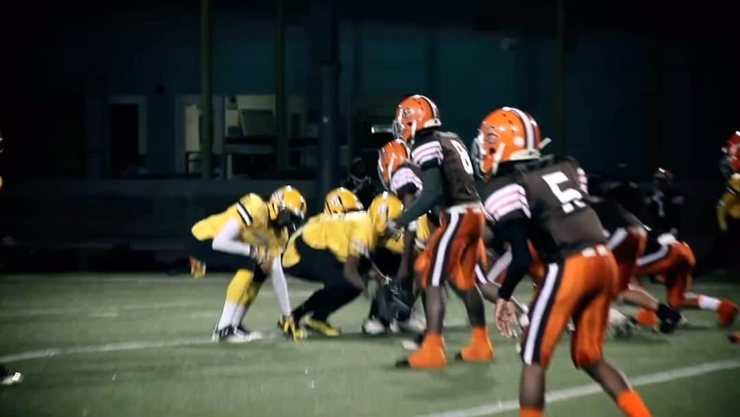 スヌープ・ドッグのインスタグラム：「Syfl  series Comin soon 🙏🏾🐾 🏈 🎥」