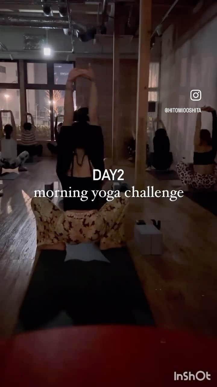 大下瞳美のインスタグラム：「morning yoga challengeを始めて7カ月🫰🏽✨  ７か月連続で続けている方、はじめての方、1日しか来れない方も みんな何かしらの継続をしたおかげで、みるみる成長しているのを実感します。  モーニングヨガではなくチャレンジなので、決して楽ちんヨガではなく本気ヨガです。  自分の修練の時間だけどすごくできる方、全くできない方、カラダを悪くされている方様々いる中でシークエンスを分けていくからこそ、できる人の集まりではなくチャレンジしたい人が集まる5時半。  本当に最高の3日間が毎月やってくる。  surYOGAスタッフも毎月練習に来ています♪  完全静寂だった朝ヨガが今月は笑も入りながら真っ暗の中ワイワイすることもあり、やり続けるからこそ見えるものがある。  やってみてわかる。  今年最後の3日チャレンジは12月15.16.17日です。  年明けは新年1発目元旦に予定しております🥰  【早寝早起きは人を健康、富裕、賢明にする。】  #朝ヨガ #シミントひろしま  #早朝トレーニング  #ヨガ広島 #ヨガ #suryoga  #morningchallenge  #morningyogapractice  #5am  #yogavideo」