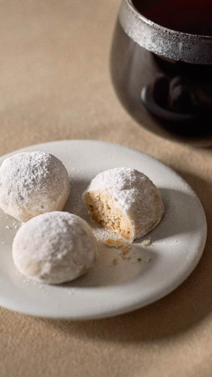 のインスタグラム：「Blue Bottle Holiday Special Food Collection💙⁠ 11月2日(木)から全国のブルーボトルコーヒー カフェと公式オンラインストアにて、ホリデーシーズンにぴったりなスペシャルフードが登場しております✨⁠ ⁠ ■ ブルーボトル ITA-AME アップル シナモン コリアンダー⁠ 江戸時代から200年続く創製菓や、季節の限定商品を販売している榮太樓總本鋪から生まれたあめの専門店「Ameya Eitaro（あめやえいたろう）」とコラボレートし誕生いたしました。⁠ 華やかな味わのウィンターコーヒーと相性の良い、シンプルでありながらも味わいのバランスが良いりんごをベースとし、シナモンとコリアンダーでアクセントを加えました。⁠ 一口目はふわっとアールグレイのようなフルーティーでキリッとした香りが広がり、サクッと噛み砕くとりんごの果実感やみずみずしさをお楽しみいただけます！⁠ ⁠ ⁠ ■ スノーボール クッキー⁠ 生地には濃厚で甘い香りとスパイシーな香りが特徴のカルダモンやシナモンなどのスパイスをしっかりと混ぜ込みました。⁠ 明るい味わいのウィンターコーヒーと非常に相性の良いクッキーです✨⁠ アーモンドの食感とスノーボール_クッキーの特徴であるほろほろとした食感が合わさり、スパイスの香りやアーモンドの香りをより感じることができます。⁠ ⁠ ⁠ ■ スパイス クッキー　⁠ パッケージを開けた瞬間から複雑なスパイスの香がふわっとが広がり、思わず手が伸びてしまうようなクッキーです。⁠ サクサクした食感のクッキーは、噛み締めるごとに小麦の香りとスパイスの香りが口いっぱいに広がり、コーヒーとのペアリングをお楽しみいただけます。⁠ ⁠ ⁠ ■ ブルーボトル 羊羹 アソート ホリデーバージョン 4本ギフトボックス⁠ 全国のブルーボトルコーヒー カフェで人気の「都松庵（としょうあん）」とコラボレートしたコーヒーのための羊羹が、ホリデー限定の味わい「シュトーレン」を含めて登場。⁠ シュトーレンフレーバーの羊羹と、オリジナルフレーバー、みかん、チョコレートテリーヌのそれぞれ 1 本ずつが入った合計 4 本の羊羹をホリデー限定のセットとして発売いたします。⁠ ⁠ ⁠ ■ グラノーラ  カカオ ⁠ ブルーボトルコーヒーのアイコンの一つである、ブルーボトルグラノーラに新フレーバーが登場。⁠ スパイス感はそのままに、カカオの味わいをプラス。ワインのようなフルーティーな味わいを持つアマゾンカカオを使用し、グラノーラの味わいをより芳醇で深いものへ仕上げました。そのままでも、ミルク、オーツミルク、ヨーグルトなどと合わせてもおいしくお召し上がりいただけます。⁠ ⁠ ⁠ ■ ホリデーギフトコレクション 2023 特設ページ⁠⁠ https://store.bluebottlecoffee.jp/pages/holiday-gift-collection2023⁠ ⁠ ⁠＊特設ページはプロフィールのURLからご覧いただけます。⁠ ⁠＊HUMAN MADE 1928 Cafe by Blue Bottle Coffee, HUMAN MADE Cafe by Blue Bottle Coffee では販売はございません。⁠ ⁠ ⁠ ⁠ ⁠#BlueBottleHoliday⁠ #BlueBottleCoffee⁠ #ブルーボトルコーヒー」