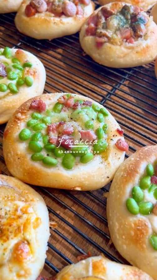 のインスタグラム：「2023.11.12  おはようございます、 丘の上のパン屋です。  本日も焼き立てパンを豊富にご用意しています。  フォカッチャも種類豊富に焼き上げています。 どちらもオススメのフォカッチャとなりますので、ぜひ食べ比べ頂けたらと思います。  ●フォカッチャ一覧 ・枝豆と生ハムのフォカッチャ ・フォカッチャフロマージュ ・シュークルート ・フォカッチャボロネーゼ ・スパイシーポテト ・生ハムとマスカルポーネ  バゲットサンド・サンドウィッチは、10:00～10:30頃に随時ご用意させて頂きます。  今日も焼き立てパンとともに 宜しくお願い致します。」