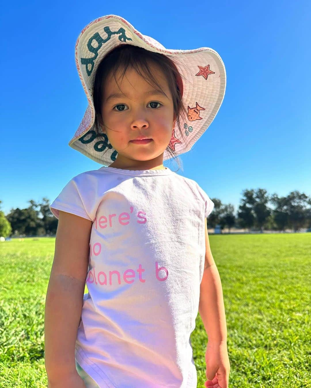 Livさんのインスタグラム写真 - (LivInstagram)「we made through the most challenging week while dad was away. Fever, cough, cold, allergies, lice scare, and poopies everywhere! Just happy to be healthy and out for early Christmas shopping with Lyla getting her first chupa chups lollipop 🍭⭐️✨」11月12日 9時43分 - livlogolding