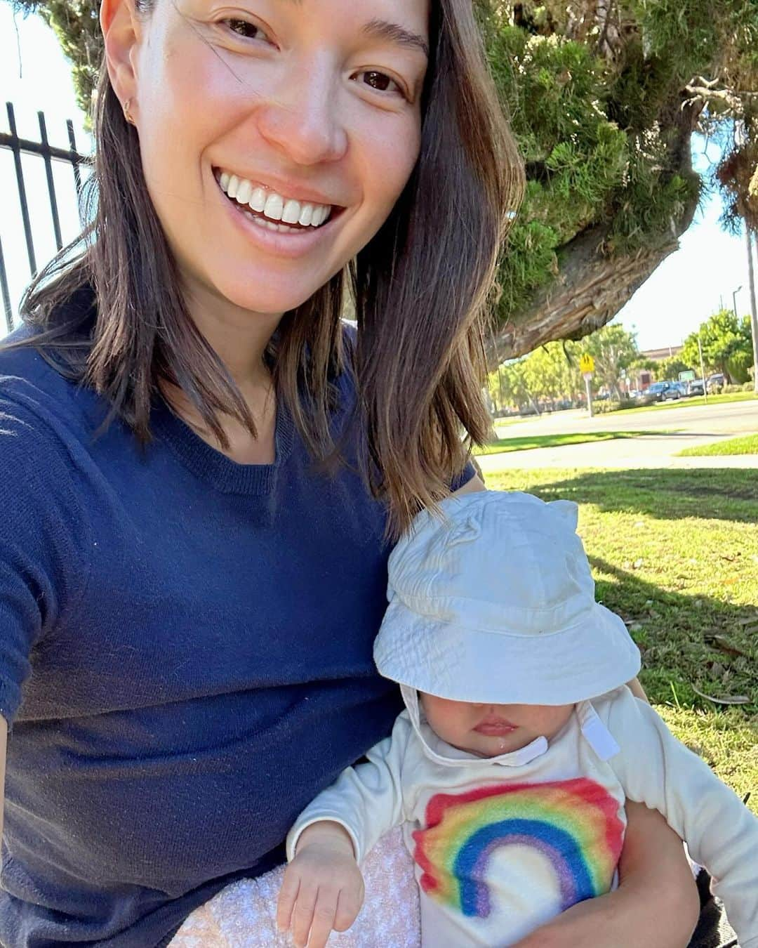 Livさんのインスタグラム写真 - (LivInstagram)「we made through the most challenging week while dad was away. Fever, cough, cold, allergies, lice scare, and poopies everywhere! Just happy to be healthy and out for early Christmas shopping with Lyla getting her first chupa chups lollipop 🍭⭐️✨」11月12日 9時43分 - livlogolding