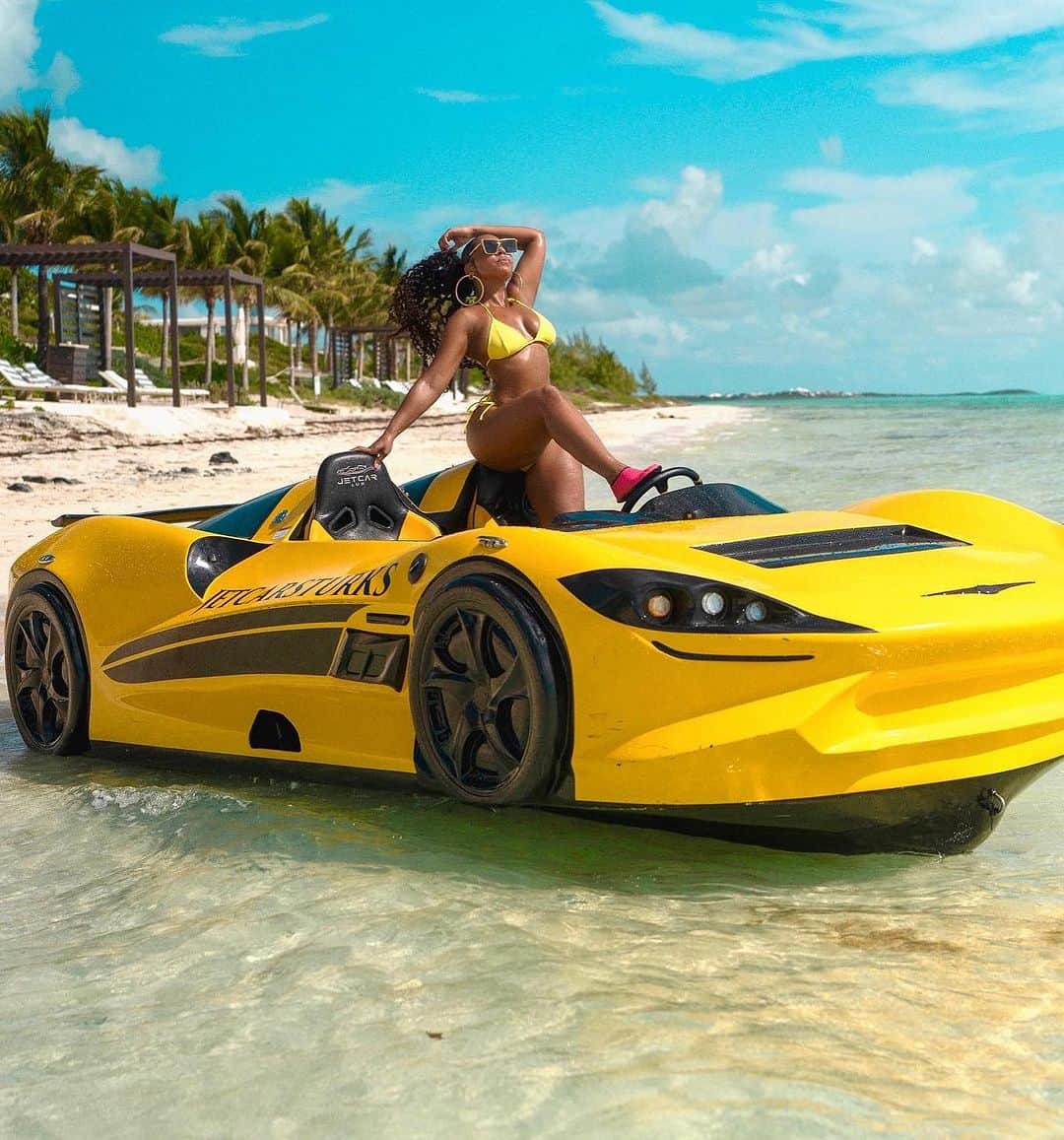 アシャンティのインスタグラム：「Skrtttttttttttttttt!!!!!🌊😆🌴🥳🎉💛 ☀️📸 @_networkingz @jetcarsturks #Shanbdayturks @pearlstci」