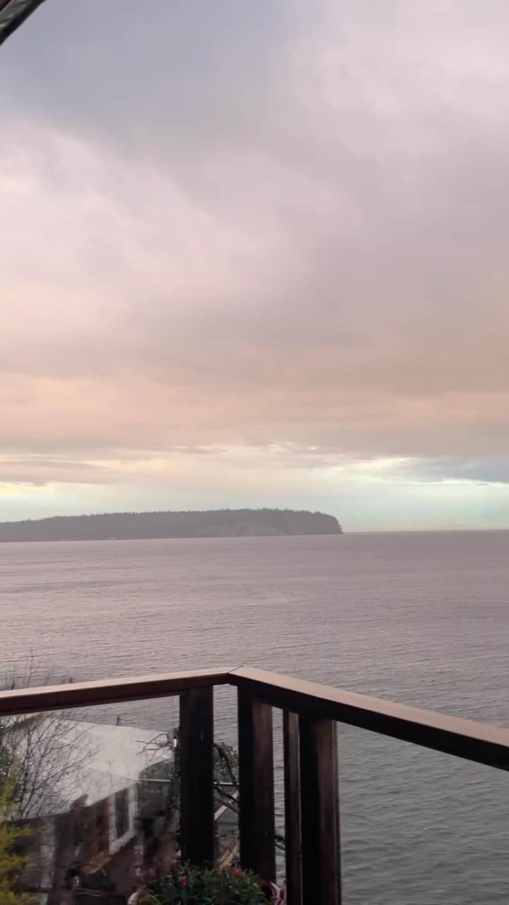 ジュエル・ステイトのインスタグラム：「Nothing is better for the soul than a couple of days at Rockwater Secret Cove. One of the best places to stay in BC 💚」